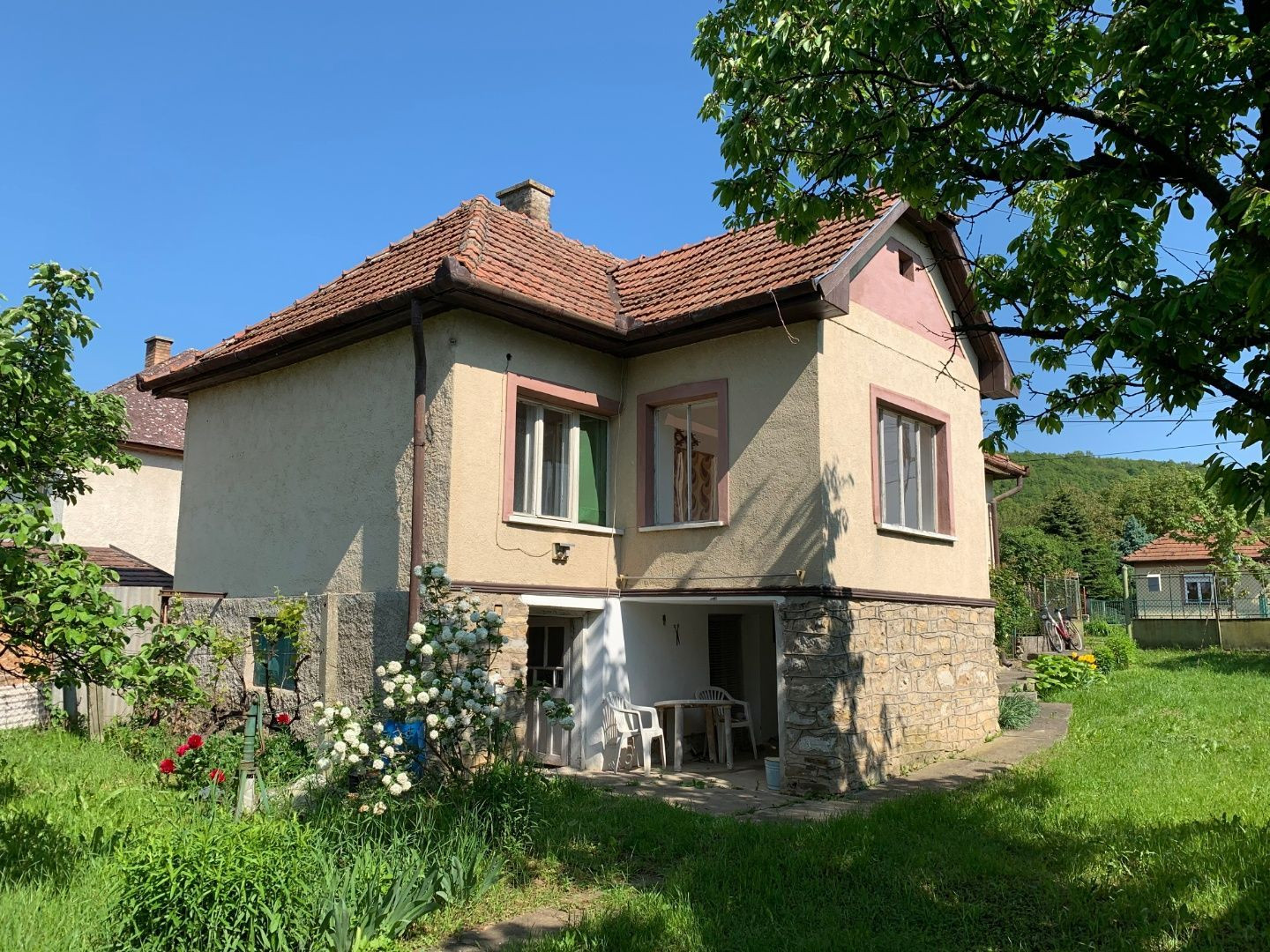 REZERVOVANÉ - MAĎARSKO - PERKUPA VEĽKÝ 3 IZBOVÝ DOM, PEKNÝ POZEMOK.