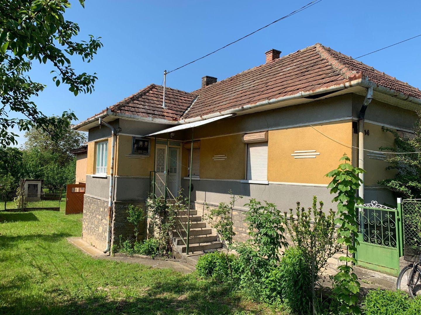 REZERVOVANÉ - MAĎARSKO - PERKUPA VEĽKÝ 3 IZBOVÝ DOM SUPER STAV, UPRAVENÝ POZEMOK.