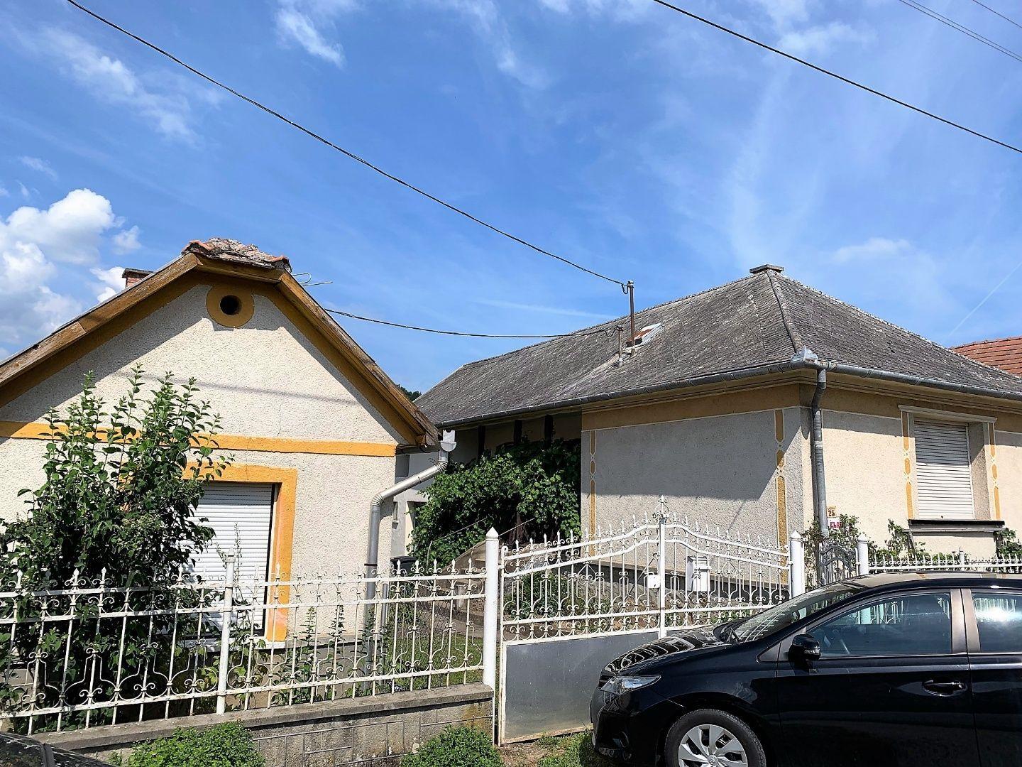 MAĎARSKO - PERKUPA 2 DOMY NA POZEMKU V CENTRE OBCE TOP STAV.