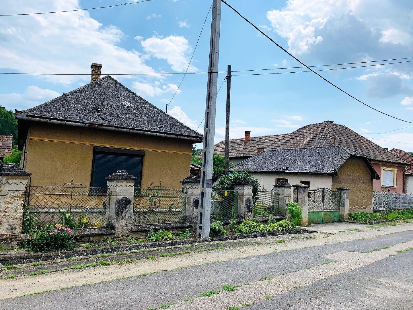 MAĎARSKO - ALSÓTELEKES RODINNÝ DOM  S HOSPODÁRSKOU BUDOVOU, GARÁŽ, VÍNNA PIVNICA, POZEMOK 2000 M2.