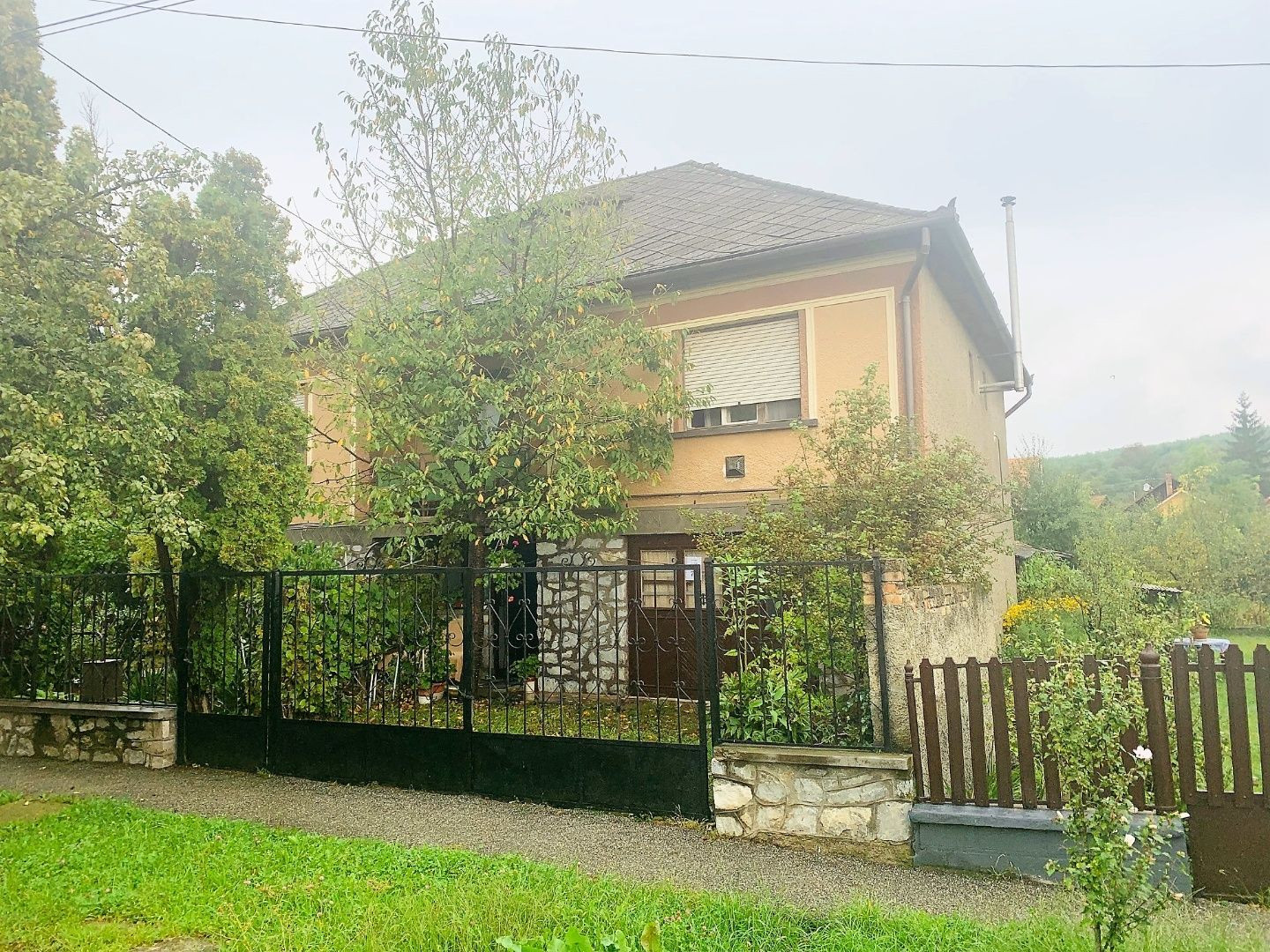 MAĎARSKO - SZUHOGY 3 IZBOVÝ RD S HALOU, GARÁŽ, POZEMOK 800 M2