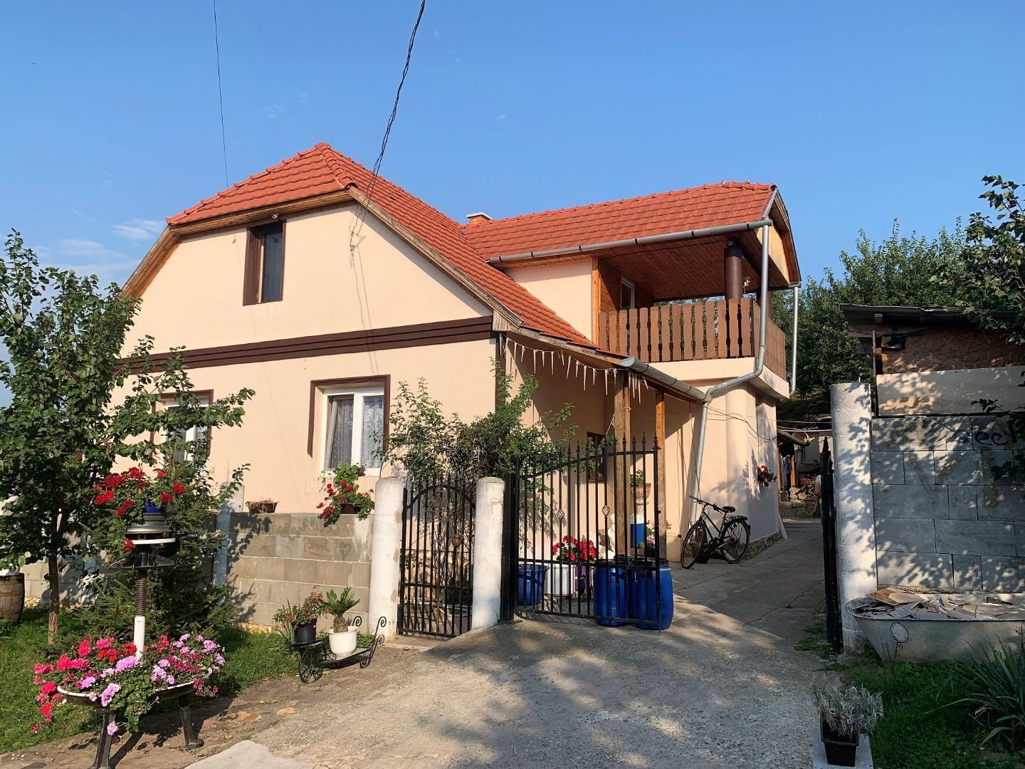 MAĎARSKO - GONC 4 IZBOVÝ ZATEPLENÝ RD S VEĽKOU KUCHYŇOU, 2x GARÁŽ, POZEMOK 1100 M2