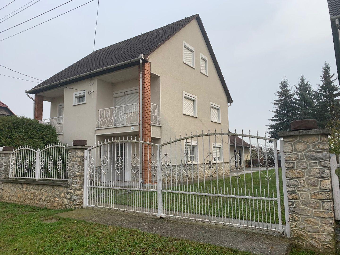 MAĎARSKO - SZOGLIGET 5 IZBOVÝ PRIESTRANNÝ RD , POZEMOK 1000 M2