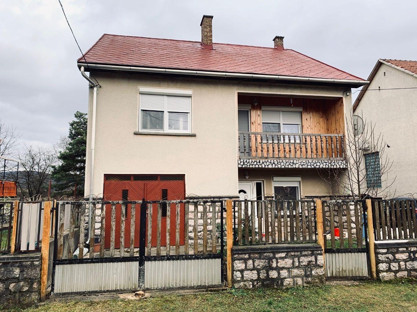 MAĎARSKO - SZOGLIGET 4 IZBOVÝ RODINNÝ DOM PO REKONŠTRUKCII S GARÁŽOU