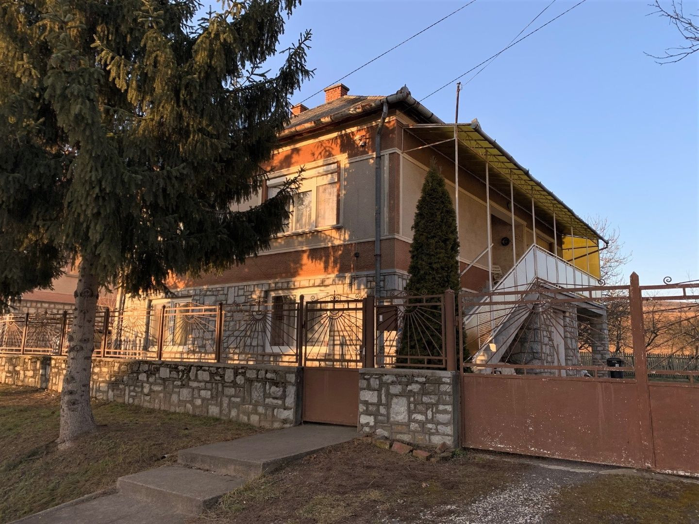 MAĎARSKO - SZALONNA 5 IZBOVÝ POSCHODOVÝ RODINNÝ DOM S VEĽKÝM POZEMKOM 2000 M2