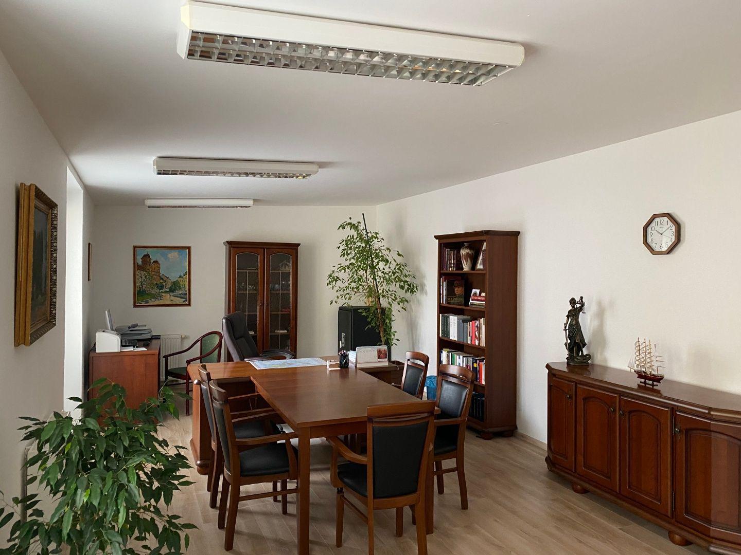 STARÉ MESTO -  PEKNÁ KANCELÁRIA S KUCHYNKOU, SKLADOM A WC.