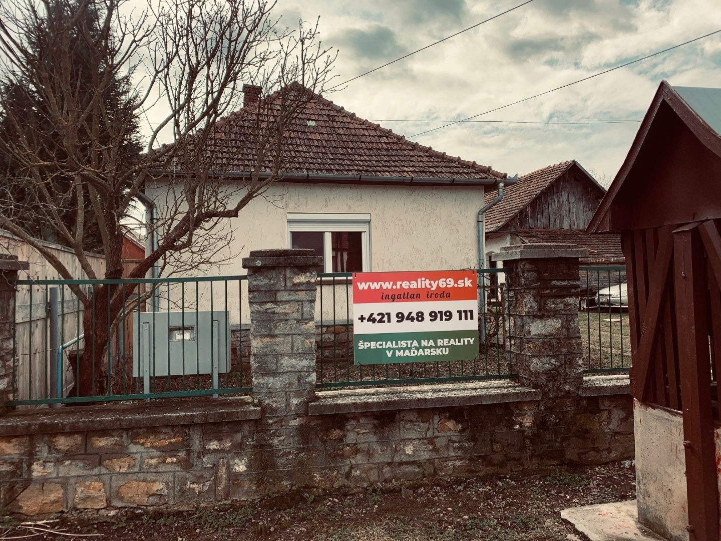 MAĎARSKO - PERKUPA 2 IZBOVÝ RODINNÝ DOM  S VEĽKOU ZÁHRADOU + 2 DOMY NA POZEMKU.