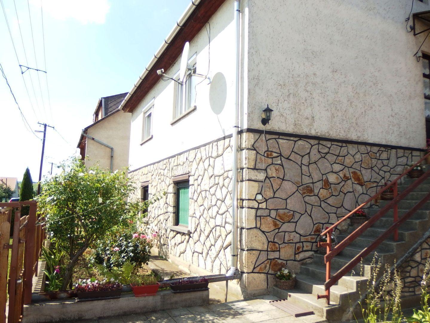 MAĎARSKO - HIDASNÉMETI -  KVALITNÝ 4 IZBOVÝ PODPIVNIČENÝ RODINNÝ DOM, GARÁŽ, ZÁHRADA