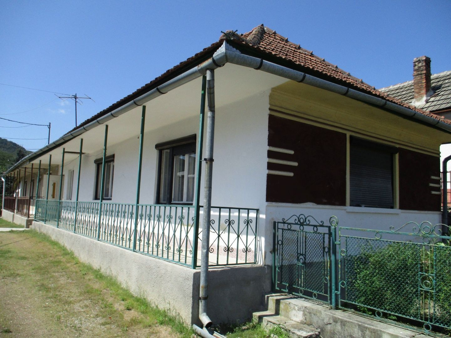 MAĎARSKO - HOLLÓHÁZA DVA DOMY NA JEDNOM POZEMKU SO 6 IZBAMI.