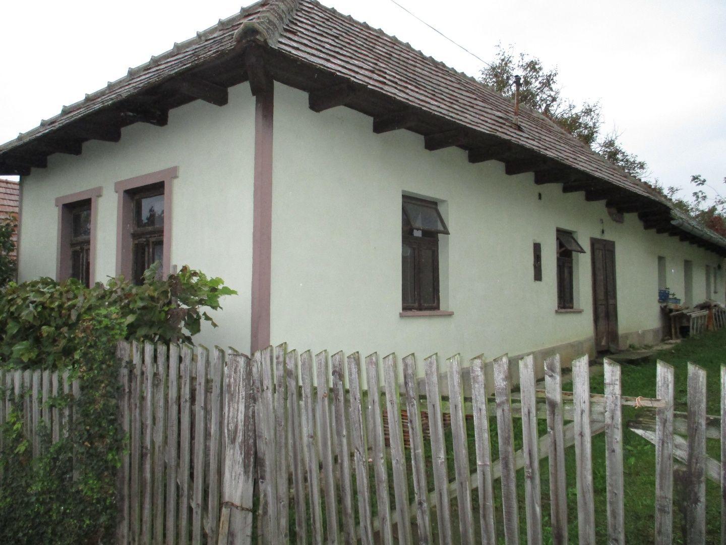 MAĎARSKO - GONC 2 IZBOVÝ ZACHOVALÝ RD V STREDE PRIESTRANNÉHO POZEMKU 1180 M2