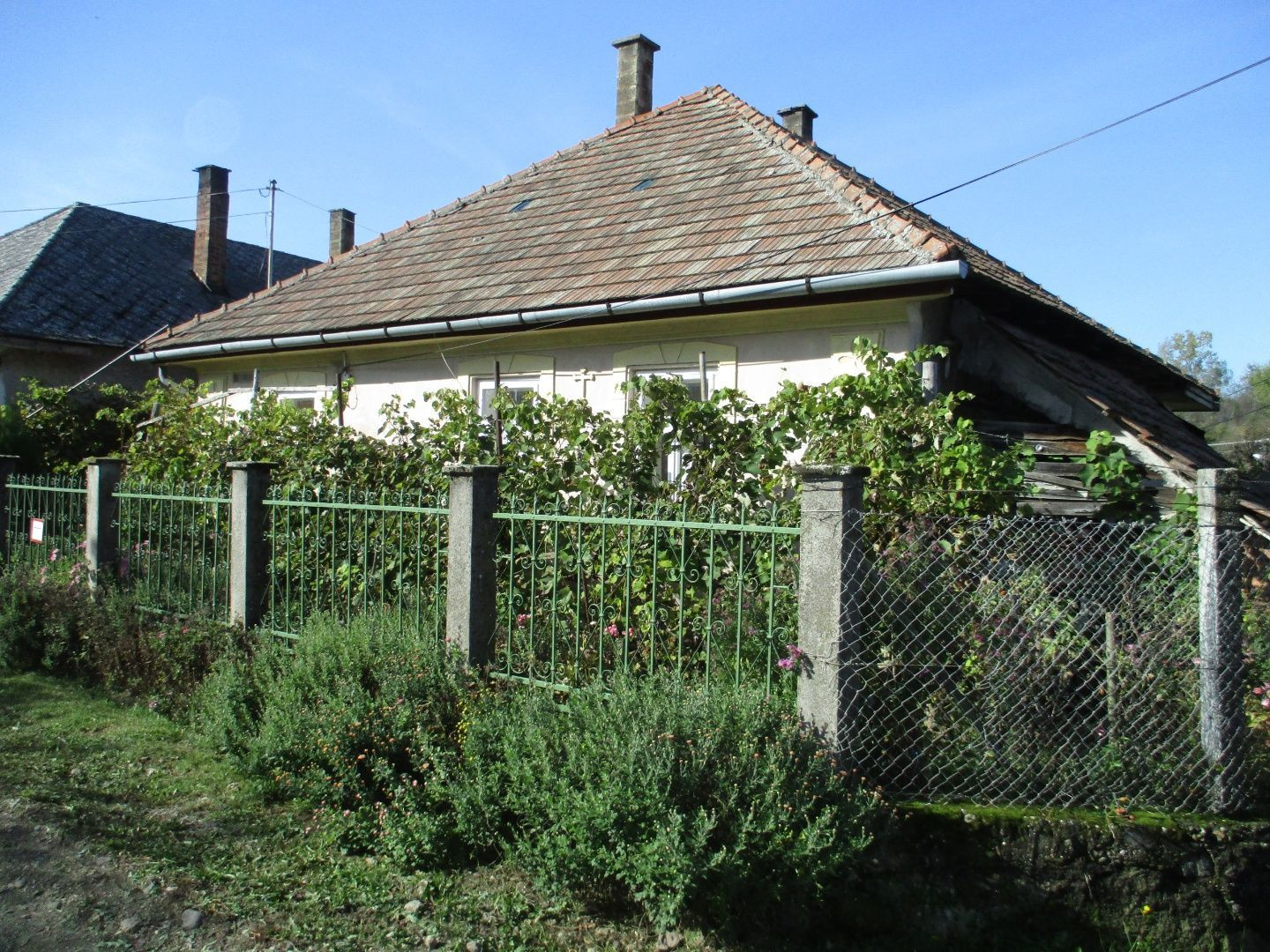 MAĎARSKO - GONC 2 IZBOVÝ RD V POVODNOM STAVE S MENŠÍM SLNEČNÝM POZEMKOM.