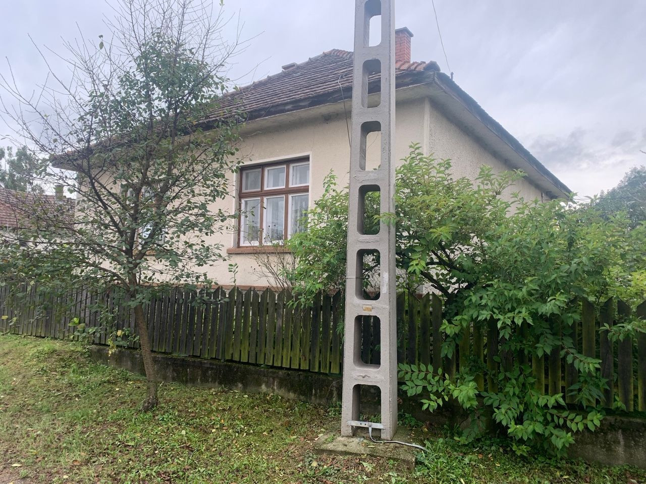 MAĎARSKO - KOMJÁTI 3 IZBOVÝ RODINNÝ DOM S VEĽKÝM DVOROM A ZÁHRADOU