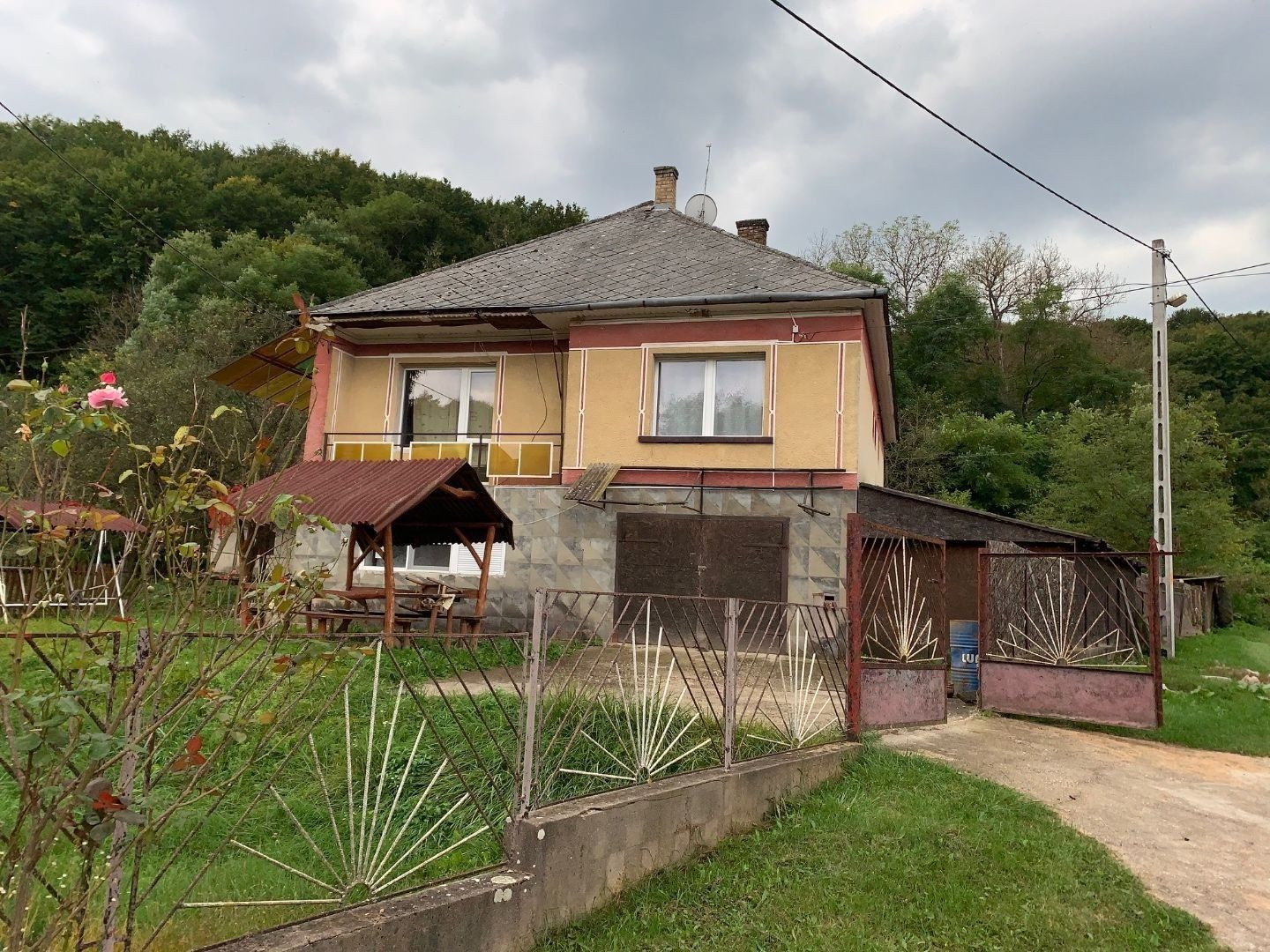 REZERVOVANÉ - MAĎARSKO - TORNASZENTANDRÁS 4 IZBOVÝ POSCHODOVÝ RD V KRÁSNOM PROSTREDÍ