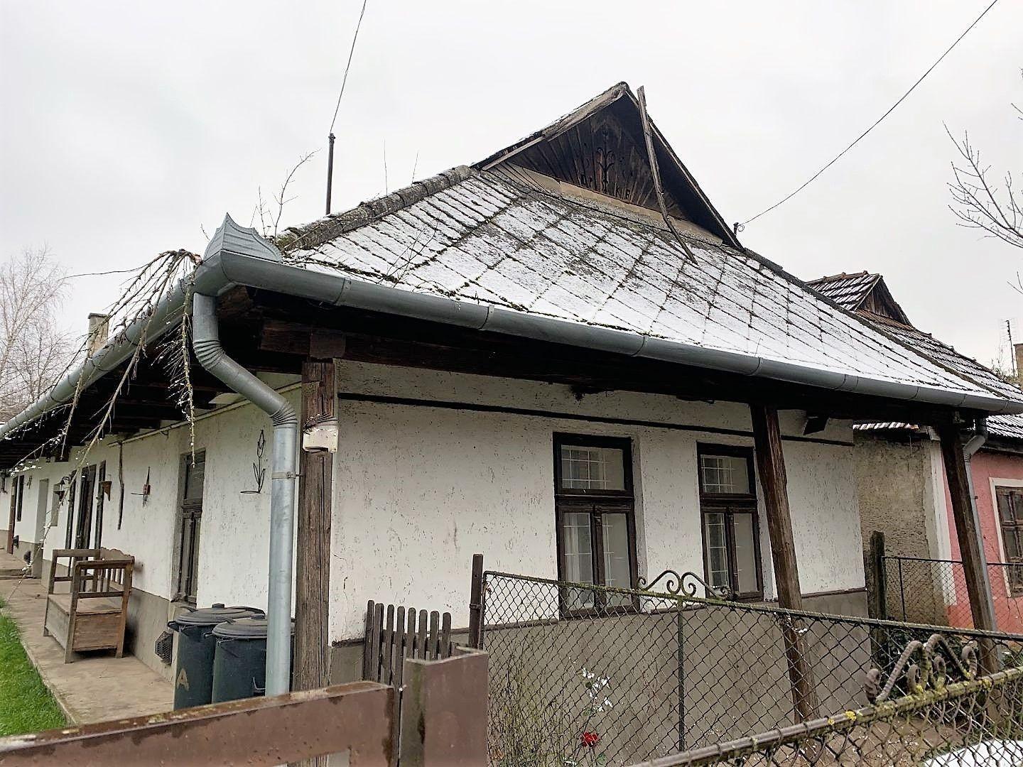 MAĎARSKO - ZA OBCOU BUZICA 2 PEKNÉ SEDLIACKE DOMY  NA JEDNOM NÁDVORÍ