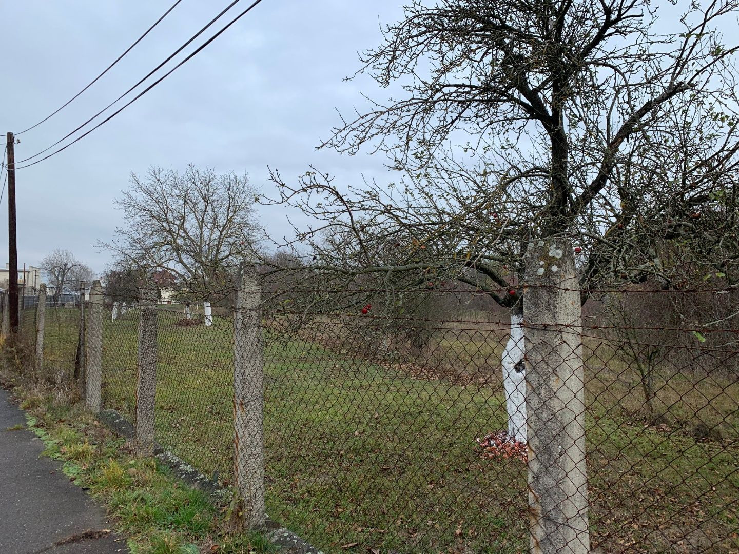 SEČOVCE - ROVINATÝ STAVEBNÝ POZEMOK 1417 PRIAMO V OBCI IS PRI POZEMKU.