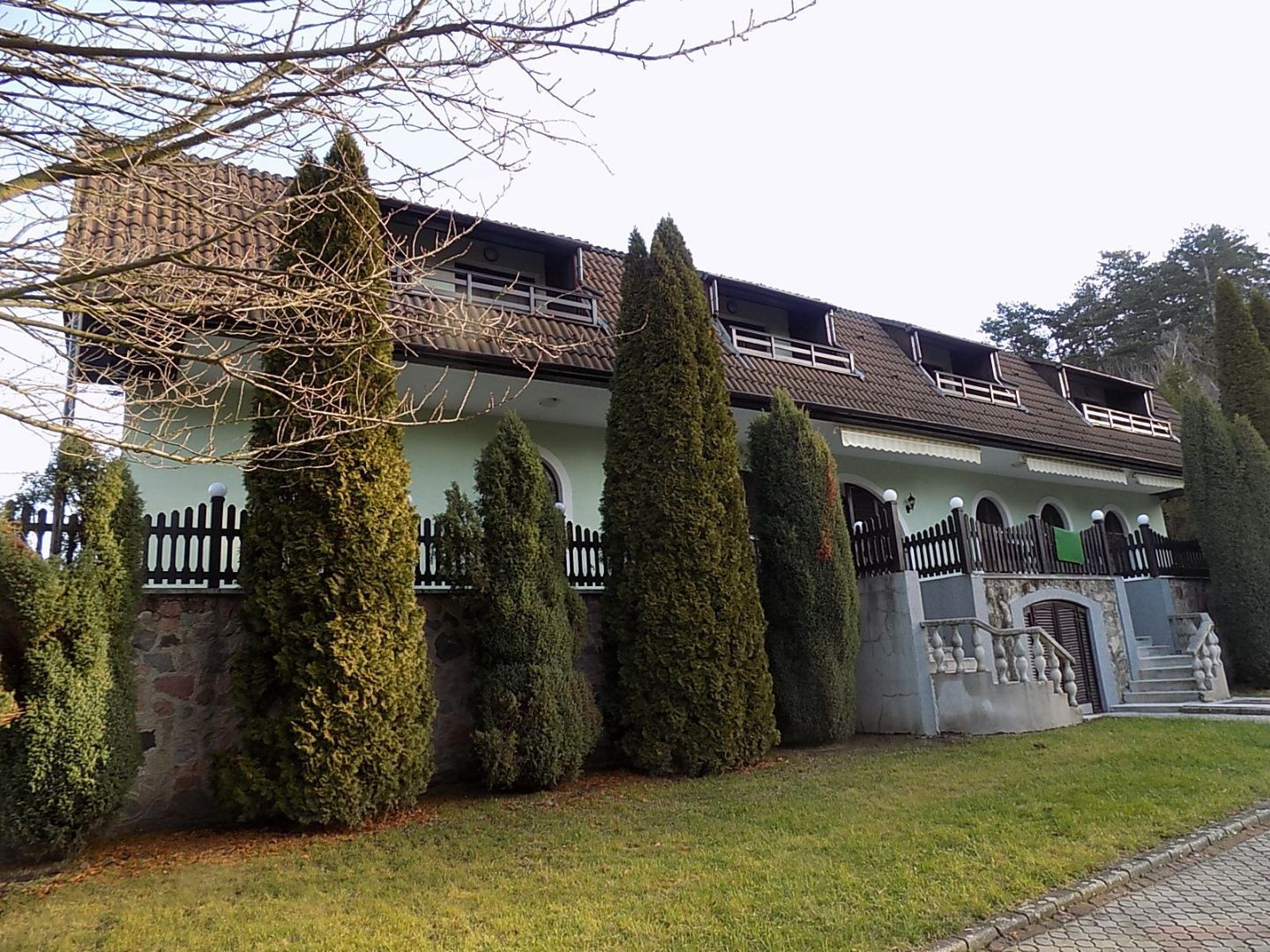 MAĎARSKO - GONC 13 IZBOVÝ OBYTNÝ OBJEKT NA BÝVANIE, PODNIKANIE