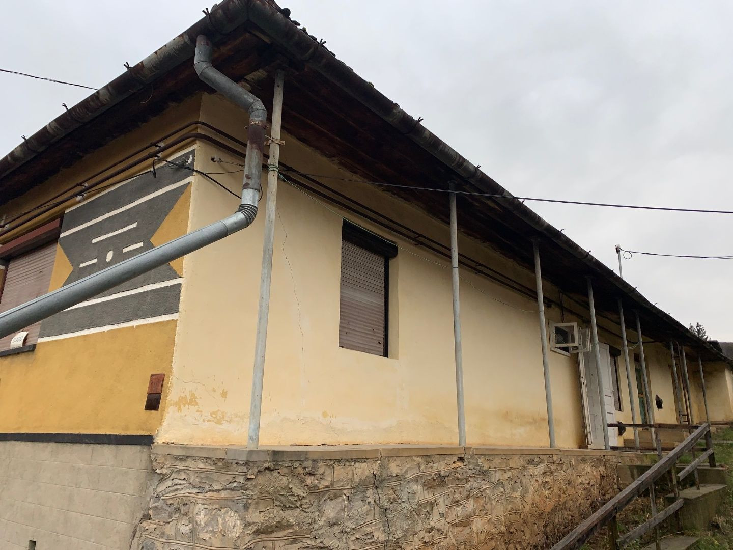 MAĎARSKO - SZOGLIGET KAMENNÝ 2 IZBOVÝ RODINNÝ DOM S LETNOU KUCHYŇOU