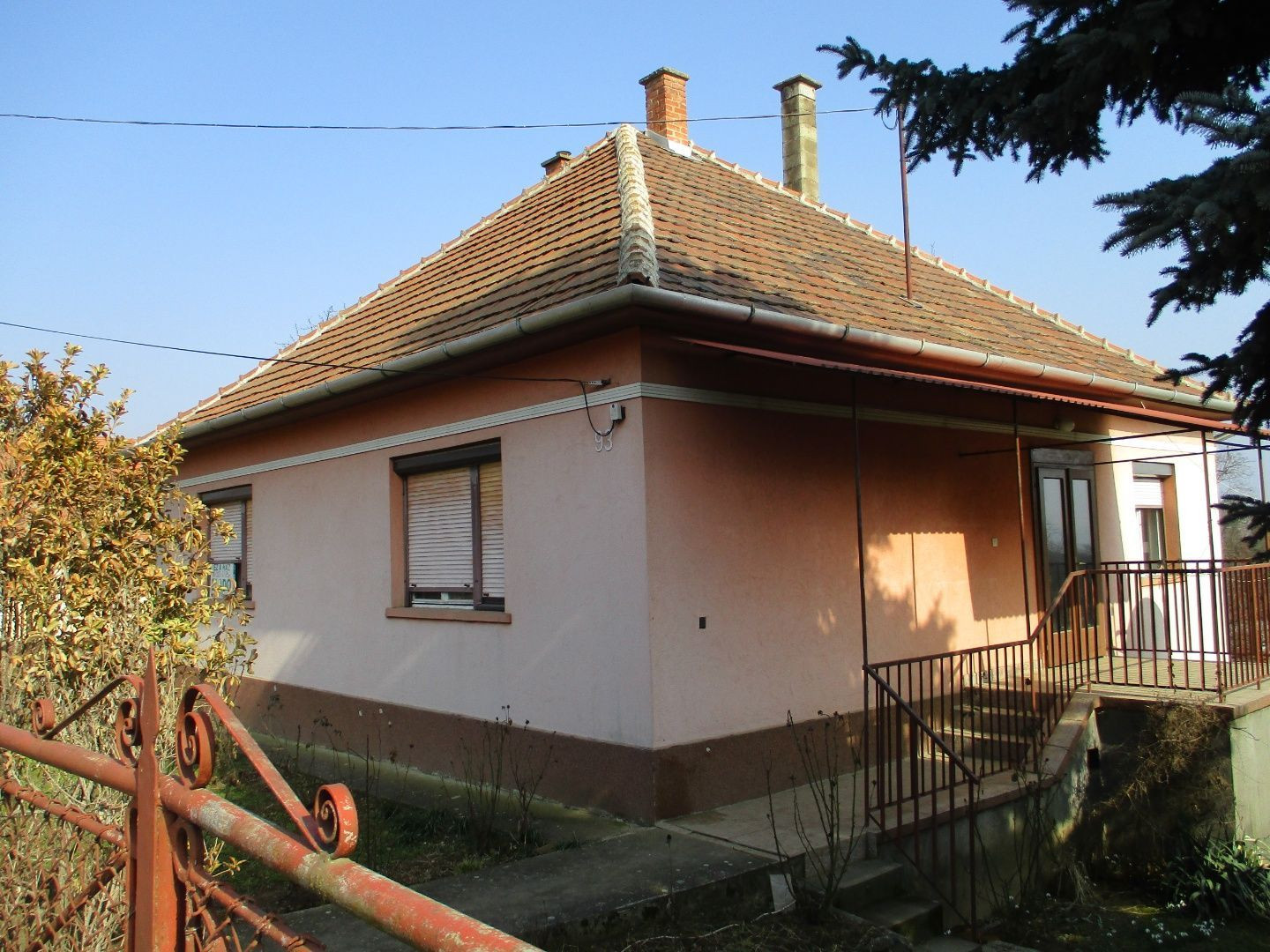 MAĎARSKO - GARADNA 3 IZBOVÝ RODINNÝ DOM, GARÁž S JAMOU, DIELŇA.