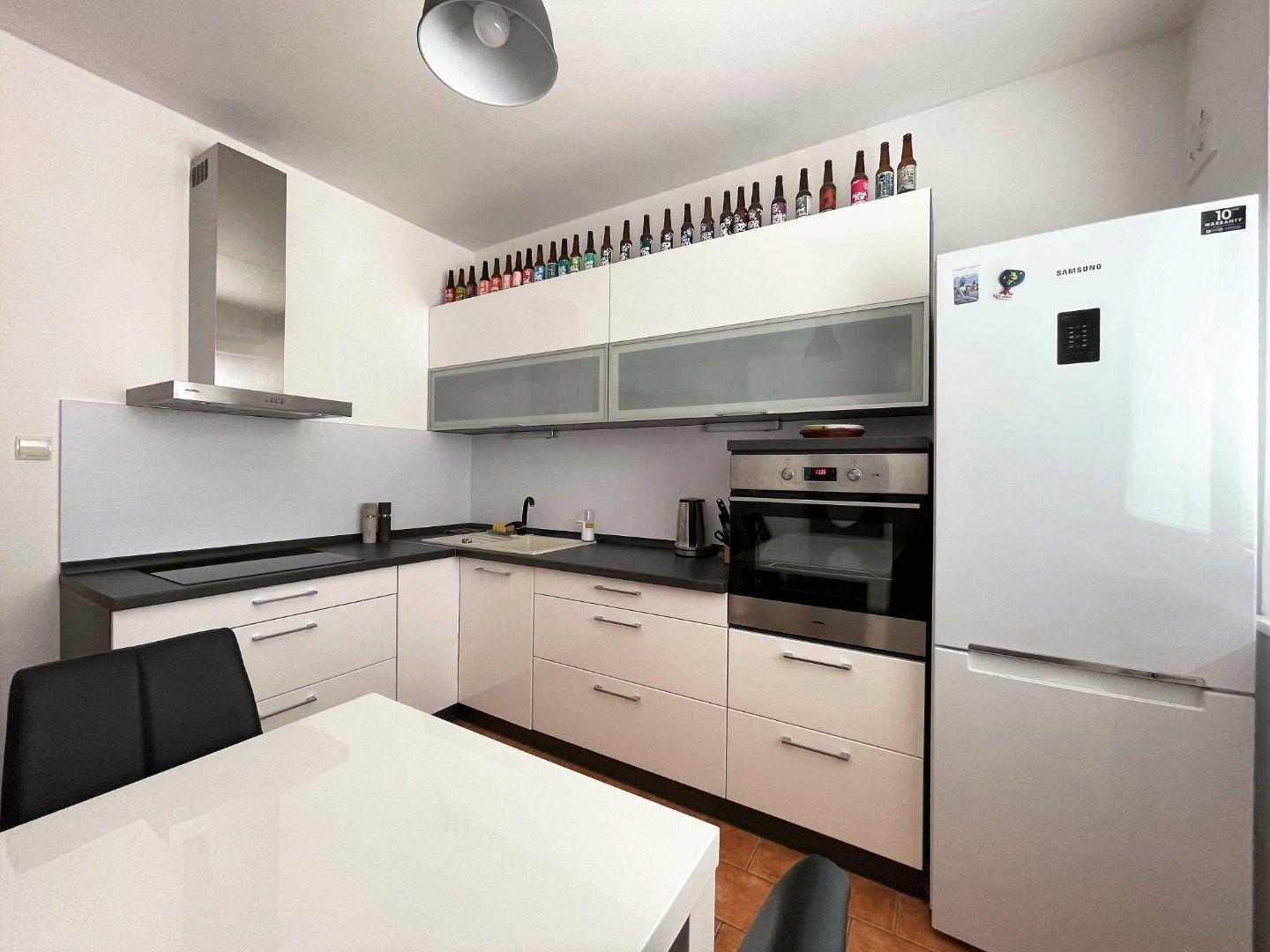 REZERVOVANÉ - KVP - HEMERKOVA NOVÁ KUCHYŇA, KÚPEĽŇA S MUROVANÝM JADROM, LODŽIA, VSTAVANÉ SKRINE.