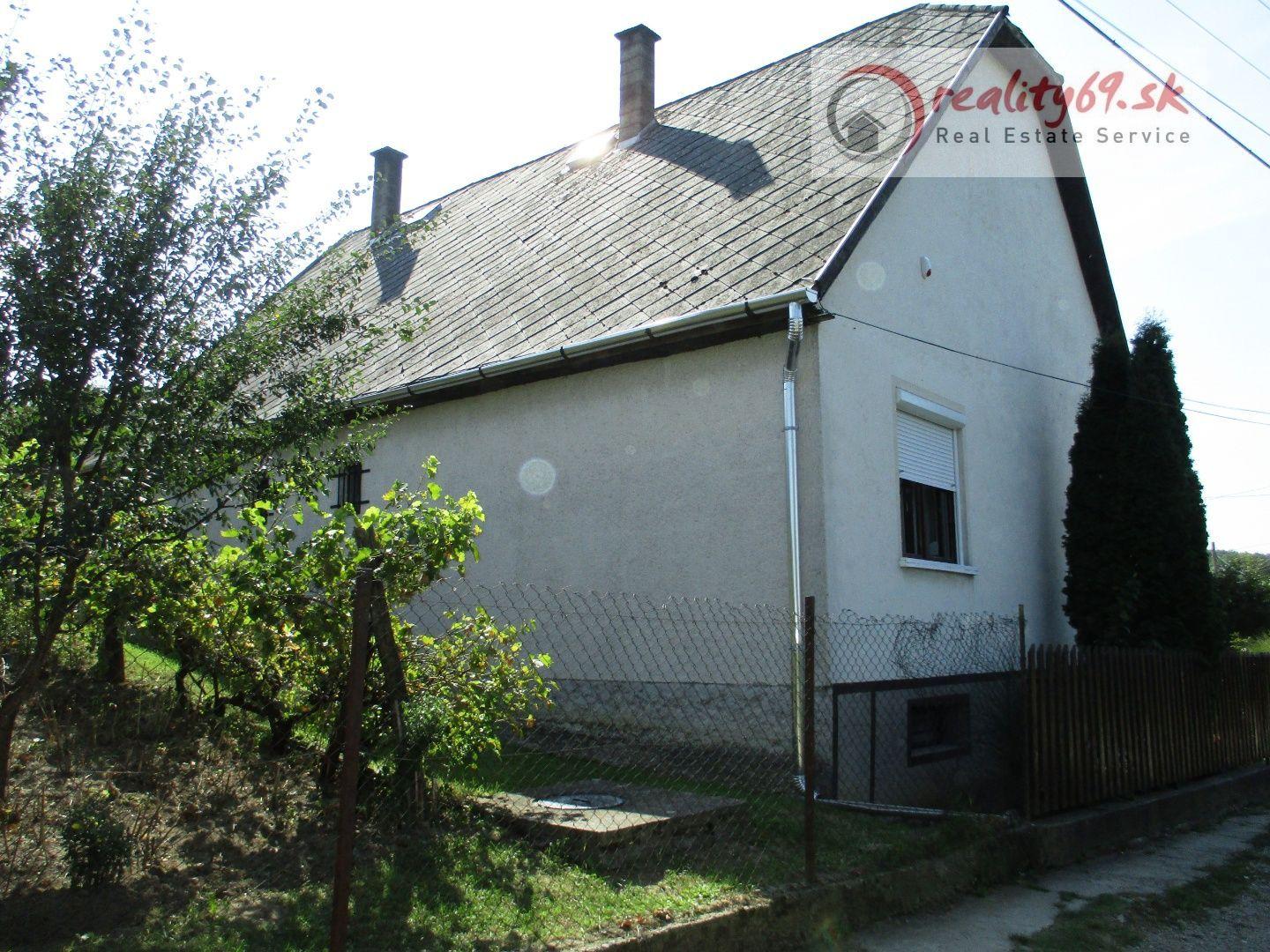 MAĎARSKO - GONC 3 IZBOVÝ RD V TICHEJ ULIČKE S PANORAMATICKÝM VÝHĽADOM NA CELÉ OKOLIE, POZEMOK 677 M2