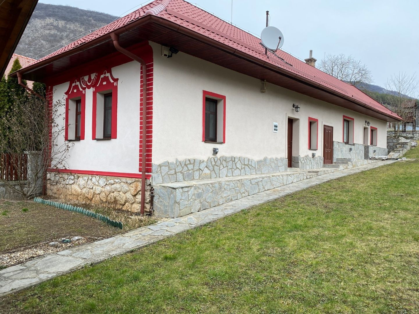 HRHOV - ROMANTICKÁ CHALUPA PRE NÁROČNÉHO KLIENTA, TENISOVÝ KURT, ALTÁNOK.