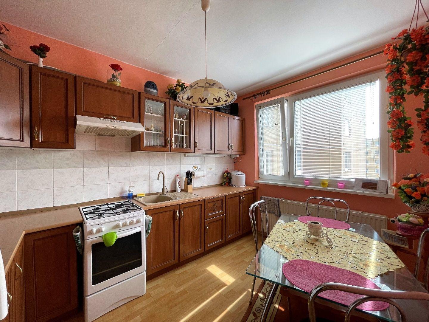 REZERVOVANÉ - ŤAHANOVCE - PEKNÝ 4 IZBOVÝ BYT 82 M2 PO ČIASTOČNEJ REKONŠTRUKCII.