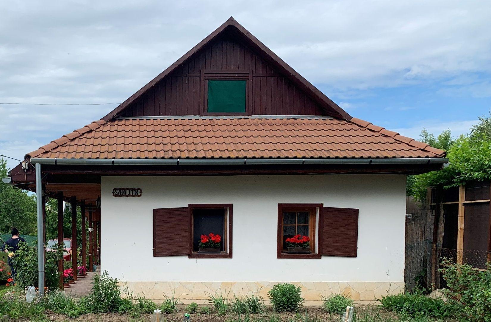 REZERVOVANÉ - MAĎARSKO - VIZSOLY ZATEPLENÝ 3 IZBOVÝ RODINNÝ DOM S GARÁŽOU A PEKNÝM POZEMKOM.