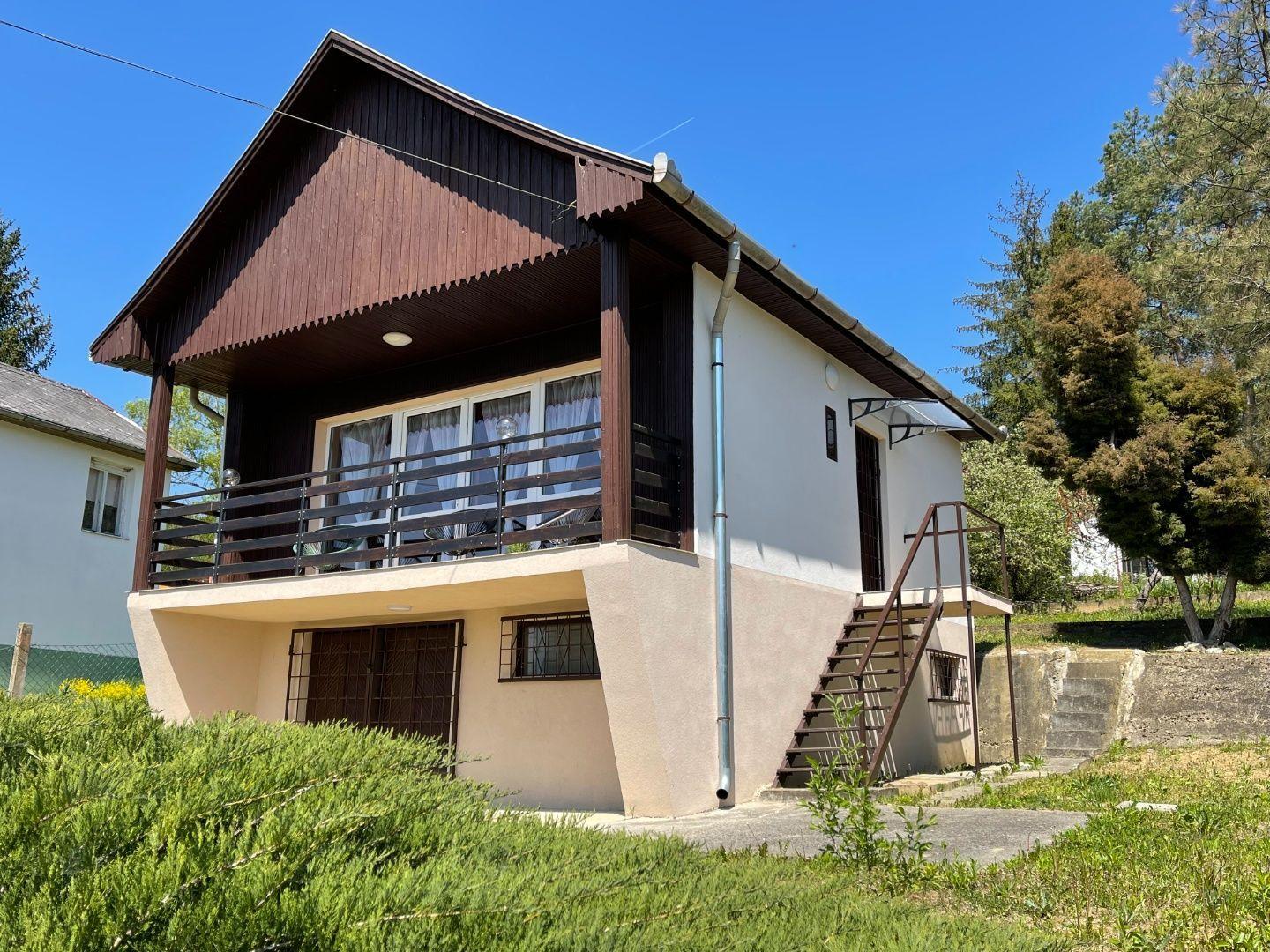 MAĎARSKO - JAZERO RAKACA - 2 IZBOVÁ CHATA S TOP VÝHĽADOM NA JAZERO S TERASOU.