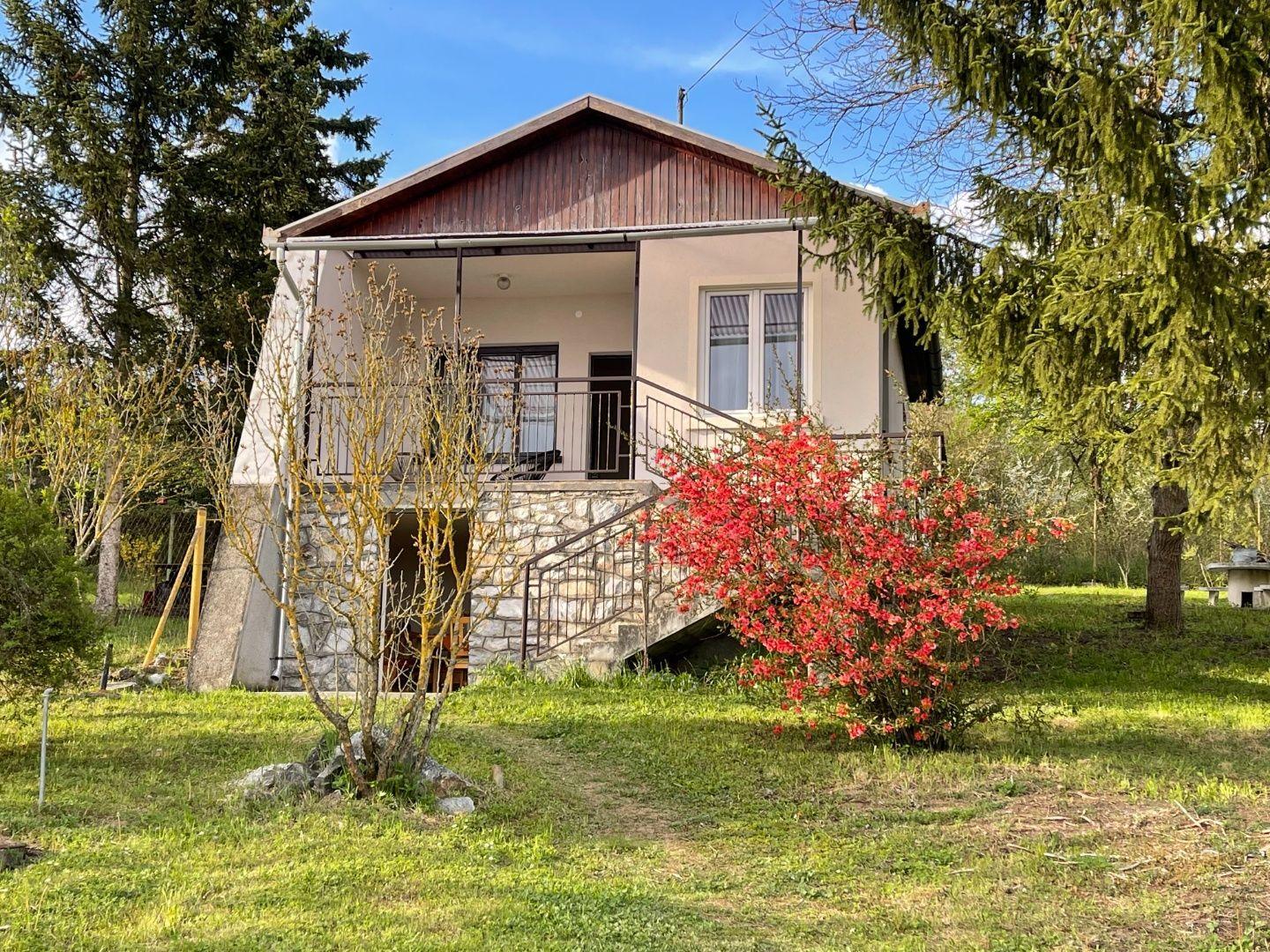 MAĎARSKO - JAZERO RAKACA - ZARIADENÁ 2 IZBOVÁ CHATA PRI JAZERE S TERASOU.