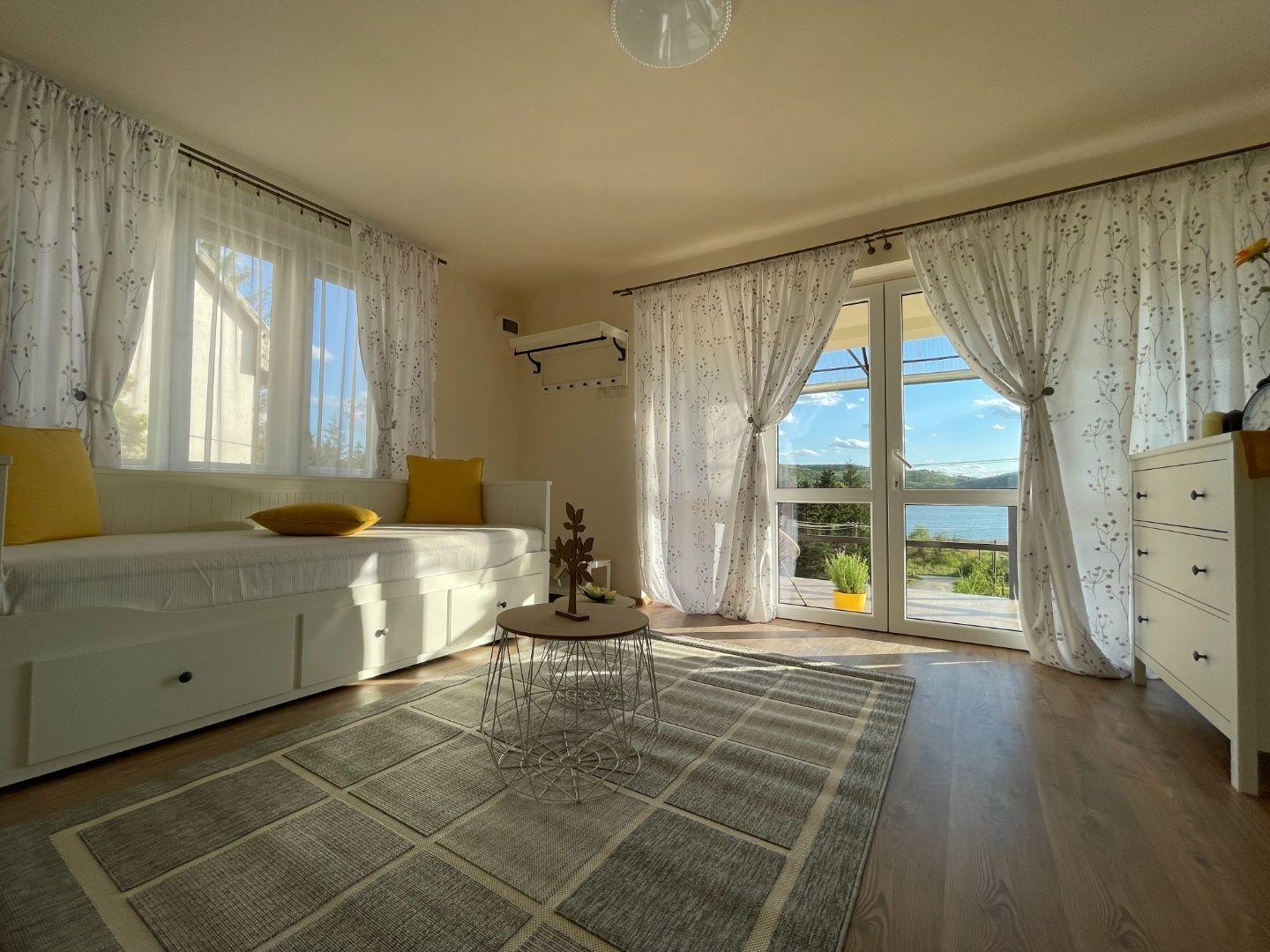 MAĎARSKO - JAZERO RAKACA - SUPER 3 IZBOVÁ CHATA, KUCHYŇA, JEDÁLEŇ, GARÁŽ PRI JAZERE S TERASOU.