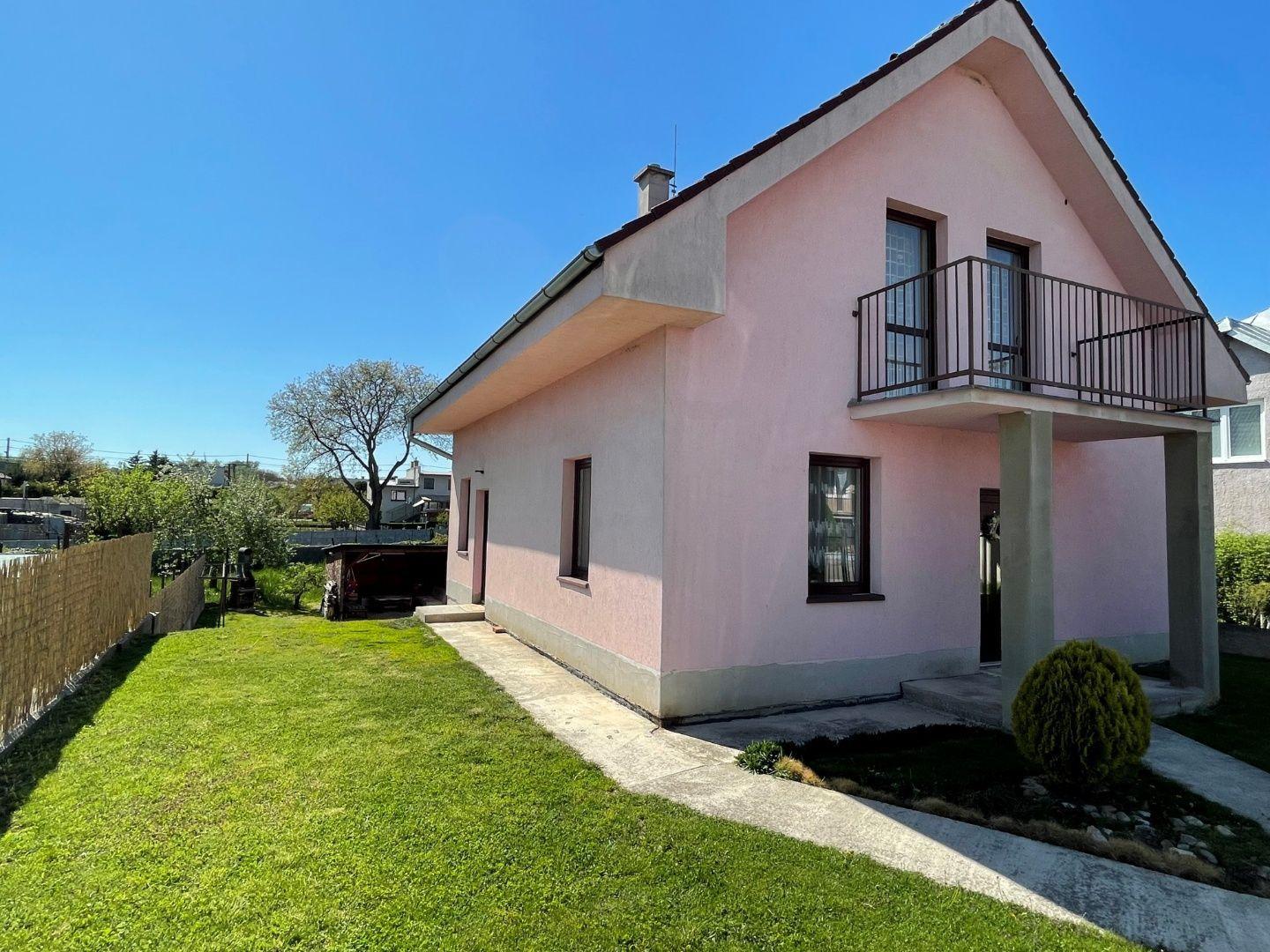 KECHNEC - KVALITNÁ NOVOSTAVBA 4 IZBOVÉHO RD  S BAZÉNOM.