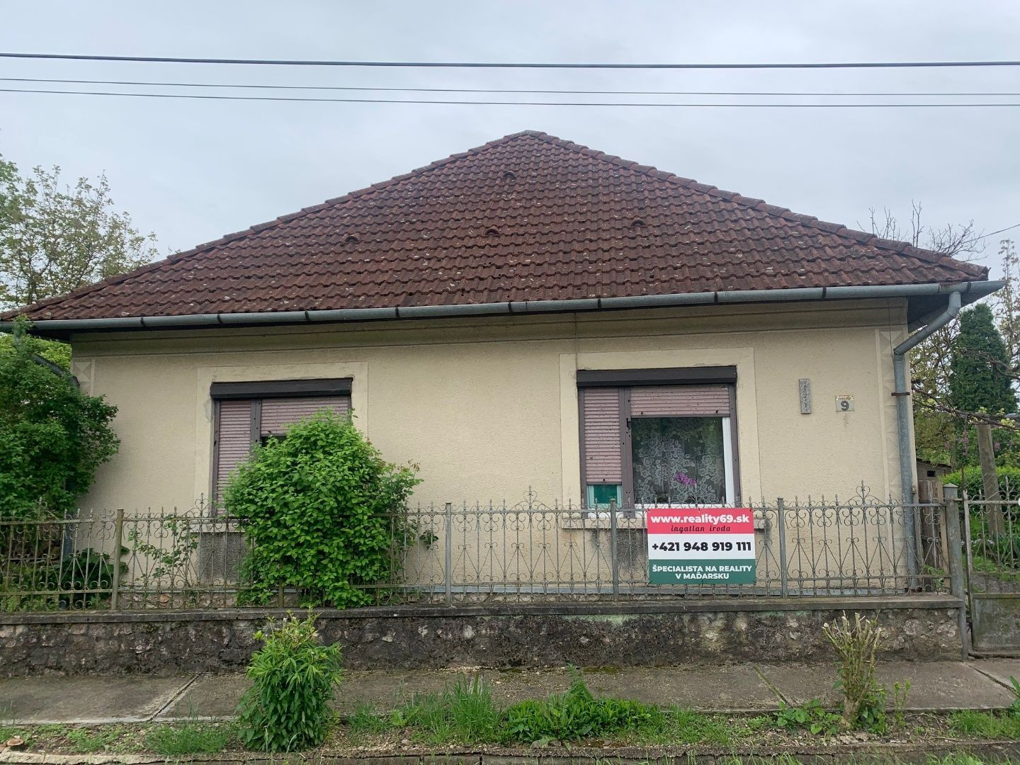 MAĎARSKO OBEC TORNANÁDASKA - PEKNÝ 4 IZBOVÝ KAMENNÝ RD BLÍZKO HRANÍC.