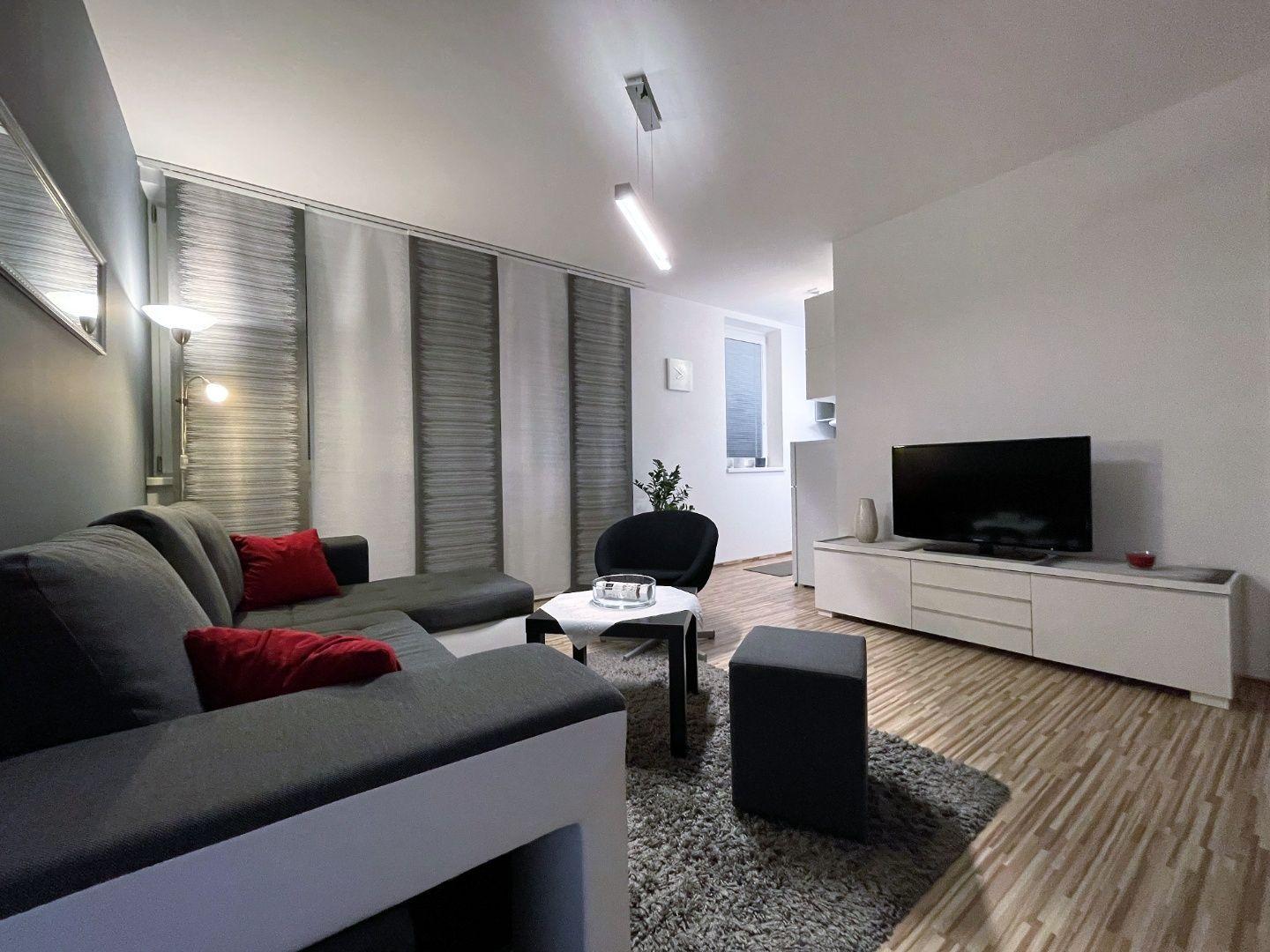 CENTRUM MESTA - VOĽNÝ MODERNÝ 2 IZBOVÝ BYT KOMPLETNE ZARIADENÝ.