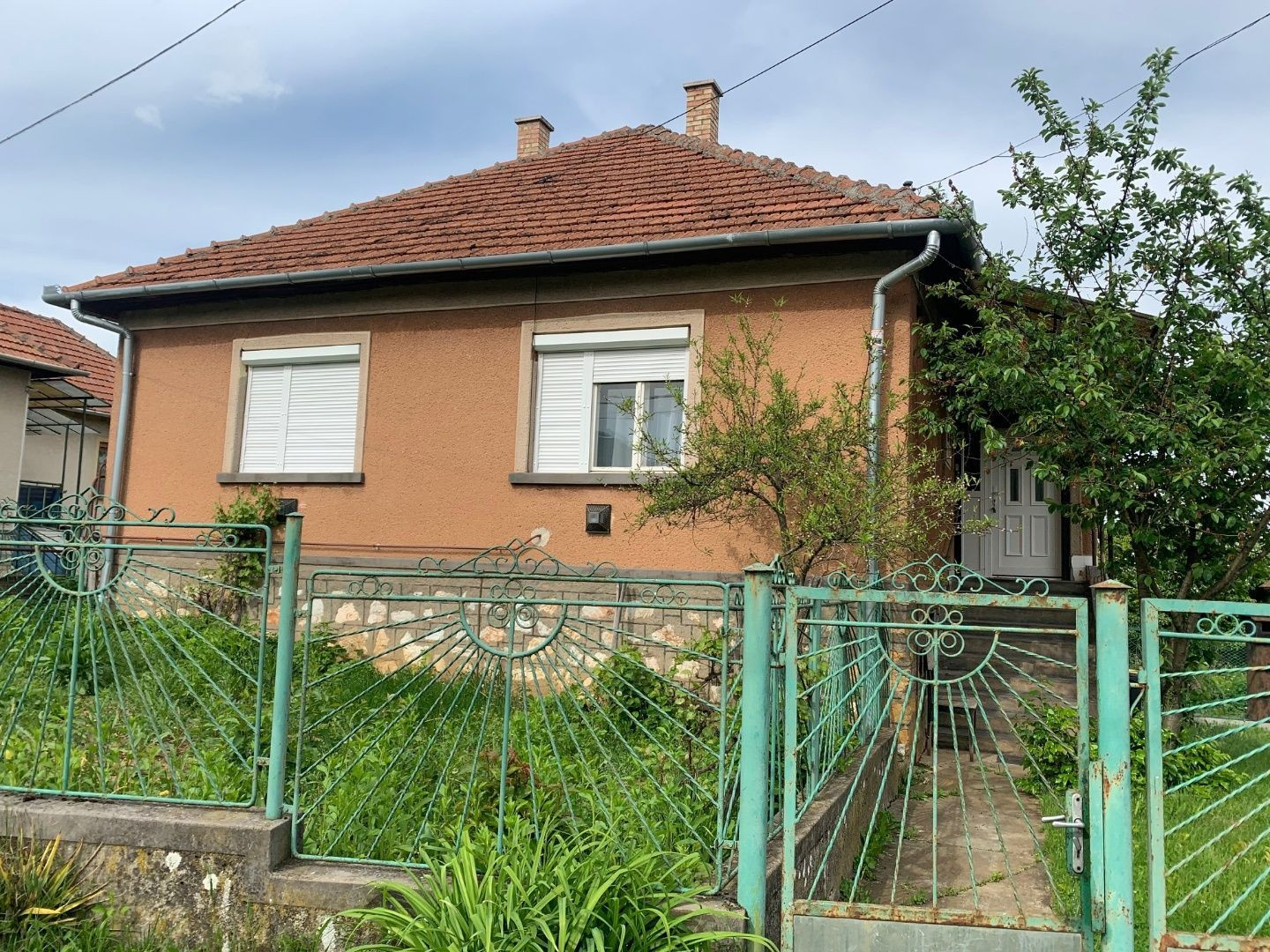 MAĎARSKO - BÓDVASZILAS 3 IZBOVÝ RD V KLUDNEJ ČASTI OBCE.