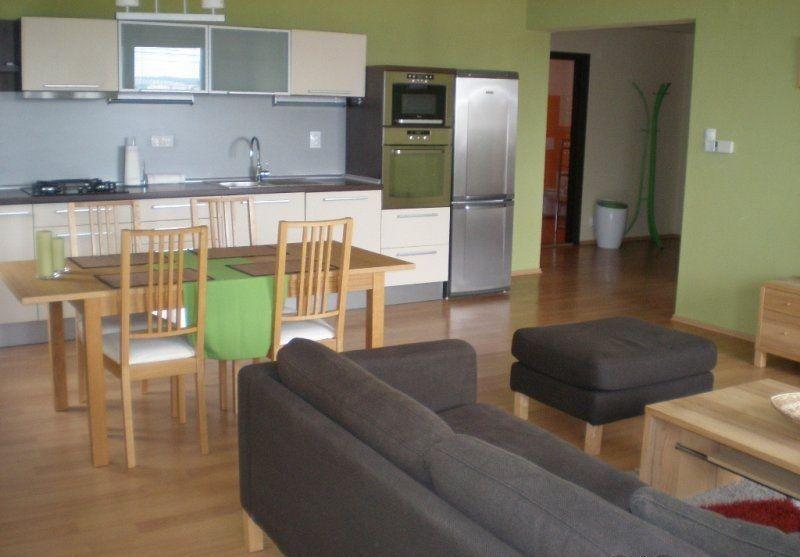 JUH - TÁBORSKA 3 IZBOVÝ BYT KOMPLETNE ZARIADENÝ SO ZÁHRADOU A PARKOVACÍM MIESTOM.