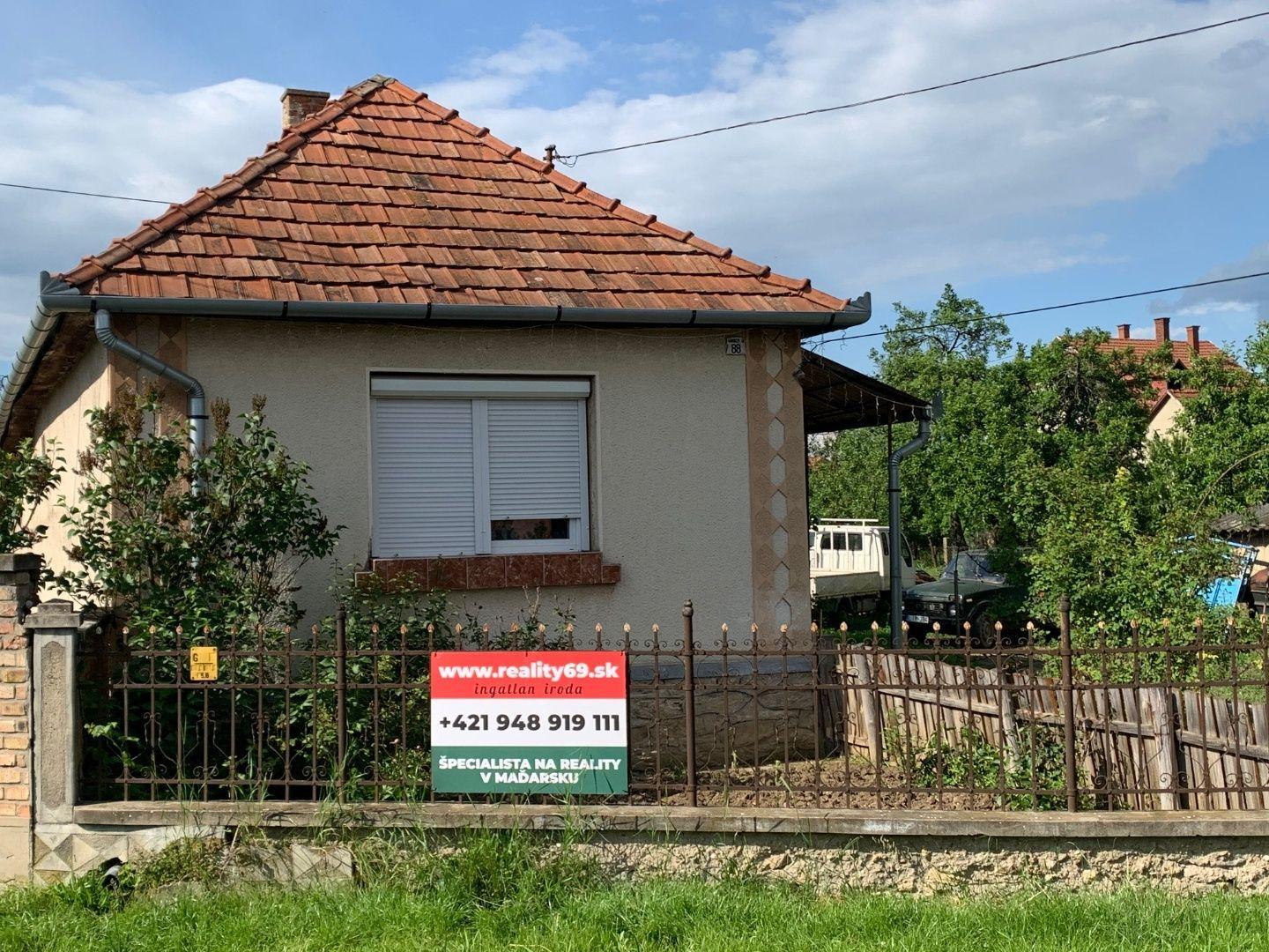 MAĎARSKO - SZENDRO PEKNÝ 2 IZBOVÝ RODINNÝ DOM PRI HLAVNEJ CESTE S VEĽKOU ZÁHRADOU