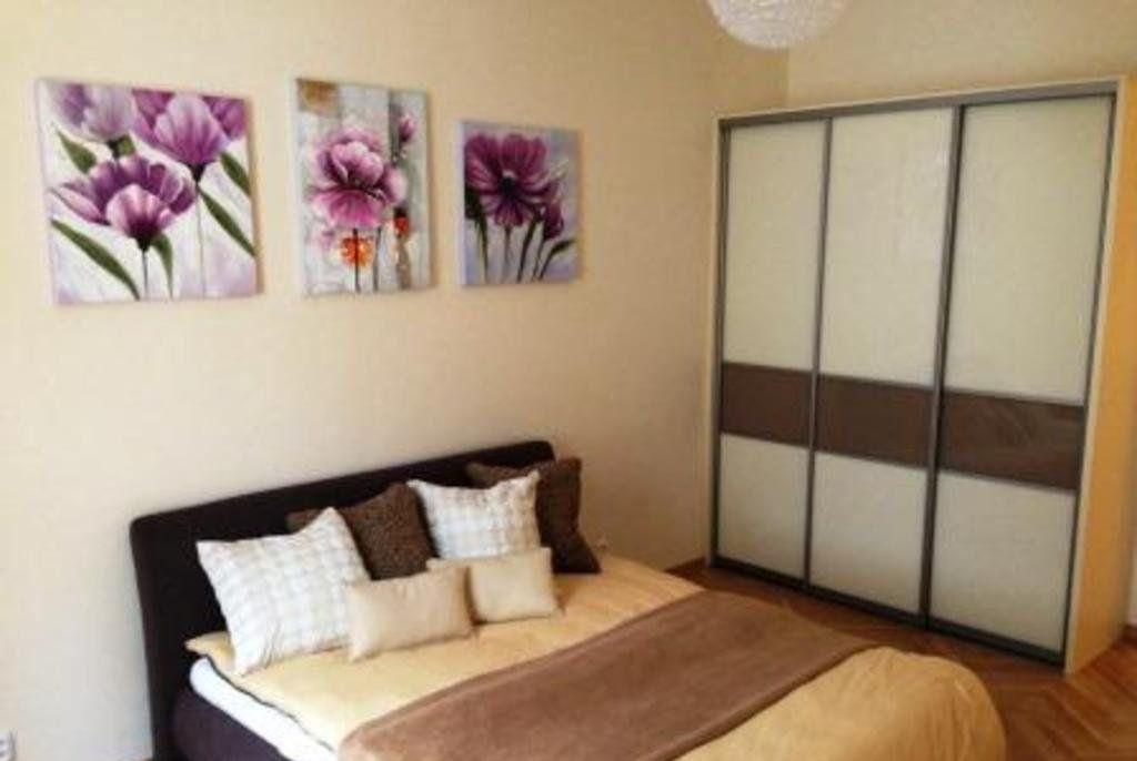 CENTRUM MESTA - HLAVNÁ ULICA, LUXUSNÝ, ZARIADENÝ 3 IZBOVÝ BYT S PARKOVACÍM MIESTOM VO DVORE.