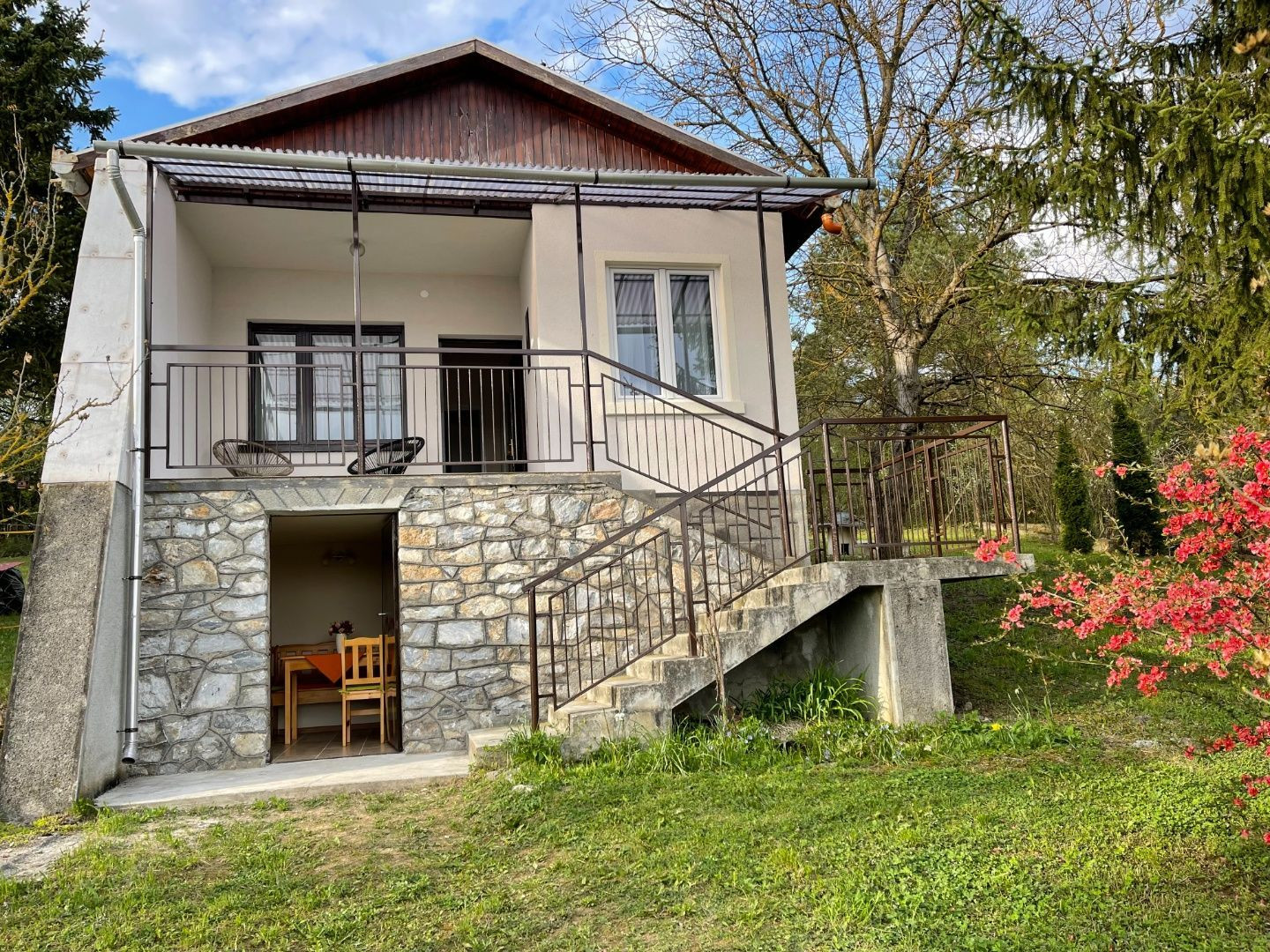 MAĎARSKO - JAZERO RAKACA - ZARIADENÁ 2 IZBOVÁ CHATA PRI JAZERE S TERASOU.