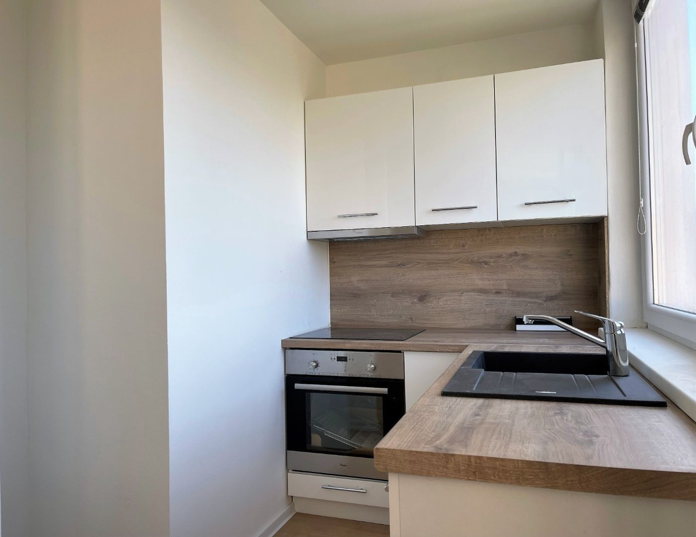 JAZERO - KASPICKÁ - 1 IZBOVÝ BYT PO MODERNEJ KOMPLETNEJ REKONŠTRUKCII.