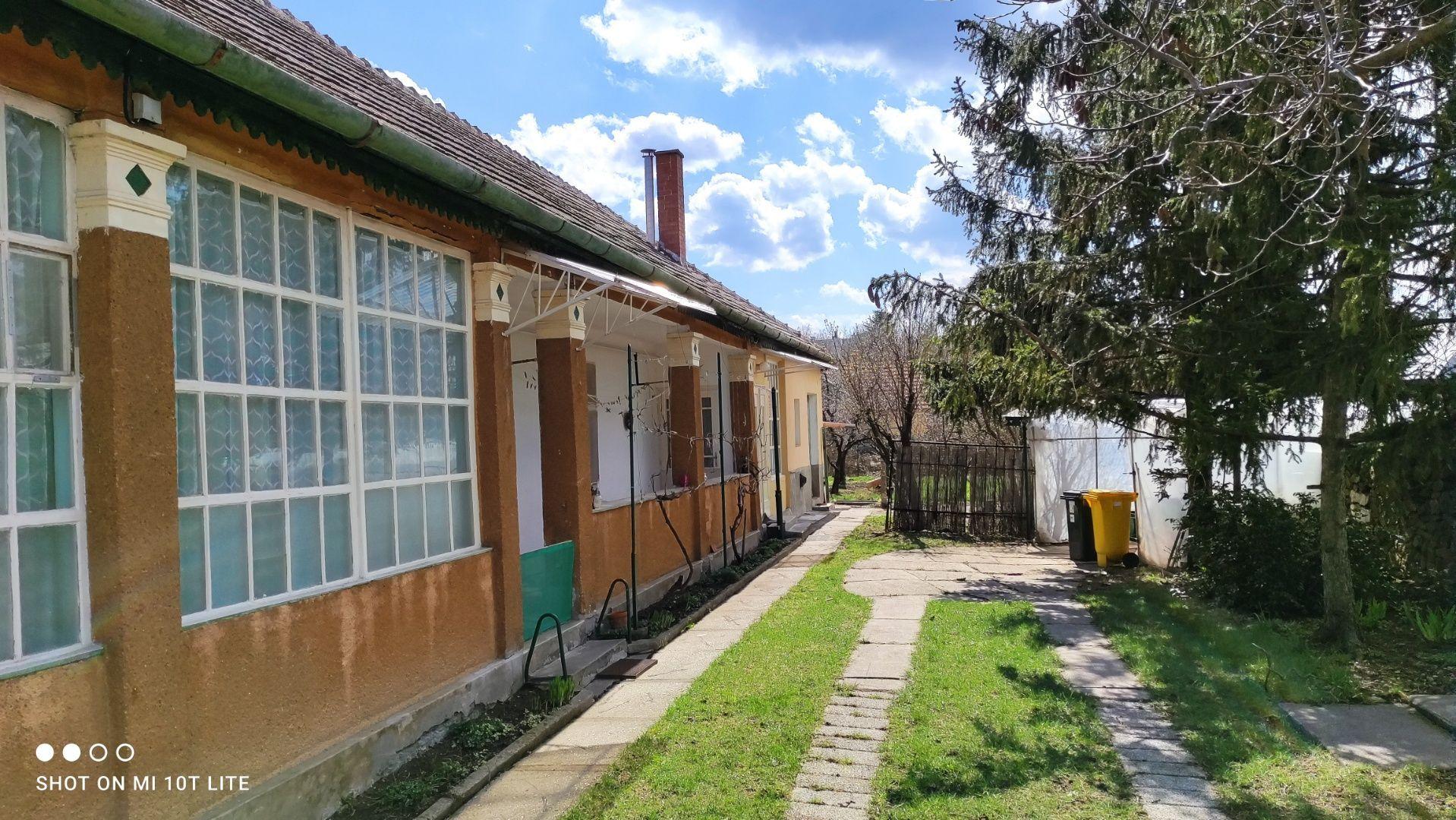 MAĎARSKO - BOLDOGKOVARALJA  3 IZBOVÝ RD 100 M2, POZEMOK 598 M2