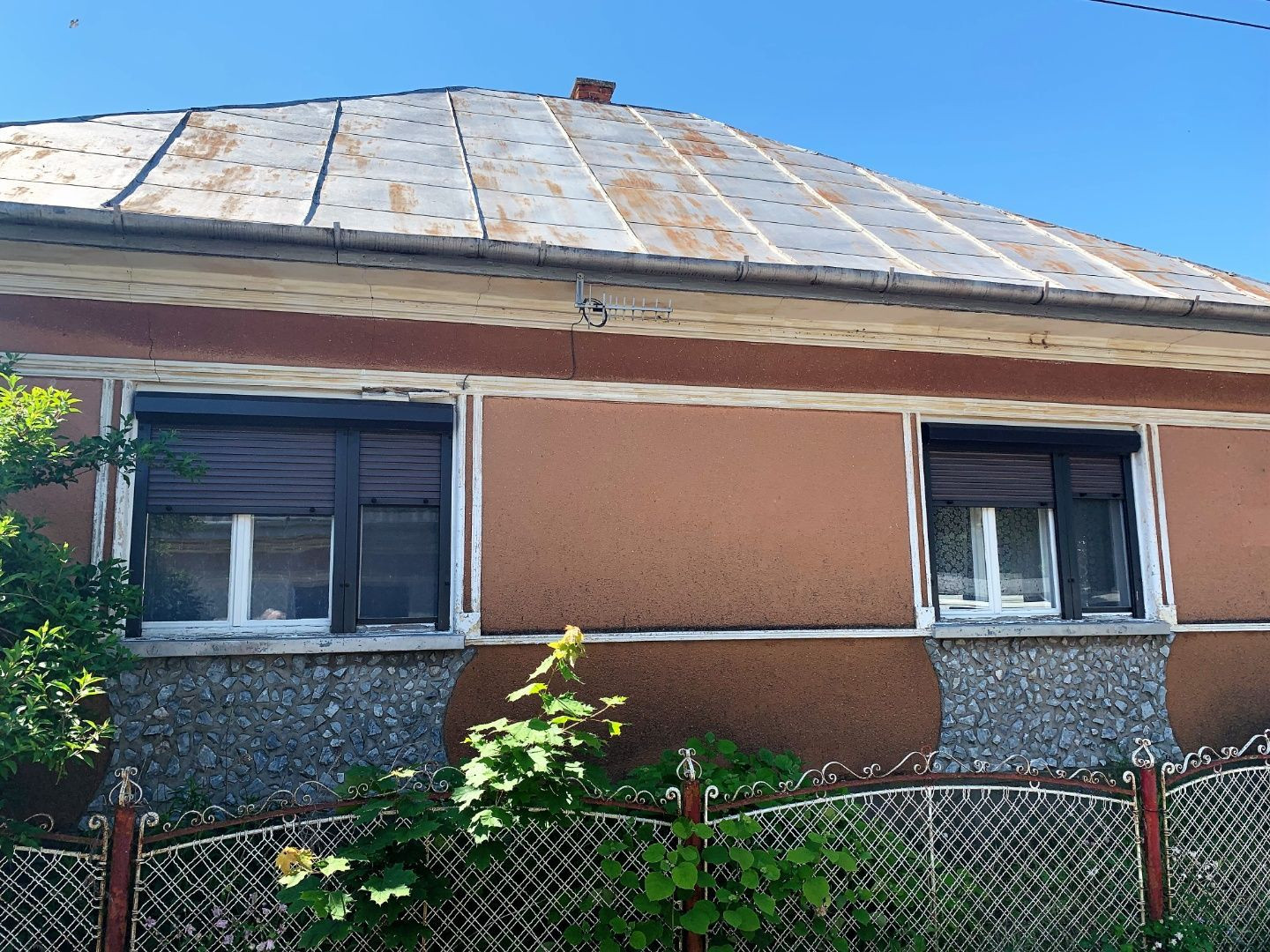 MAĎARSKO - BOLDOGKOVARALJA  2 IZBOVÝ RD 95 M2, POZEMOK 1053 M2