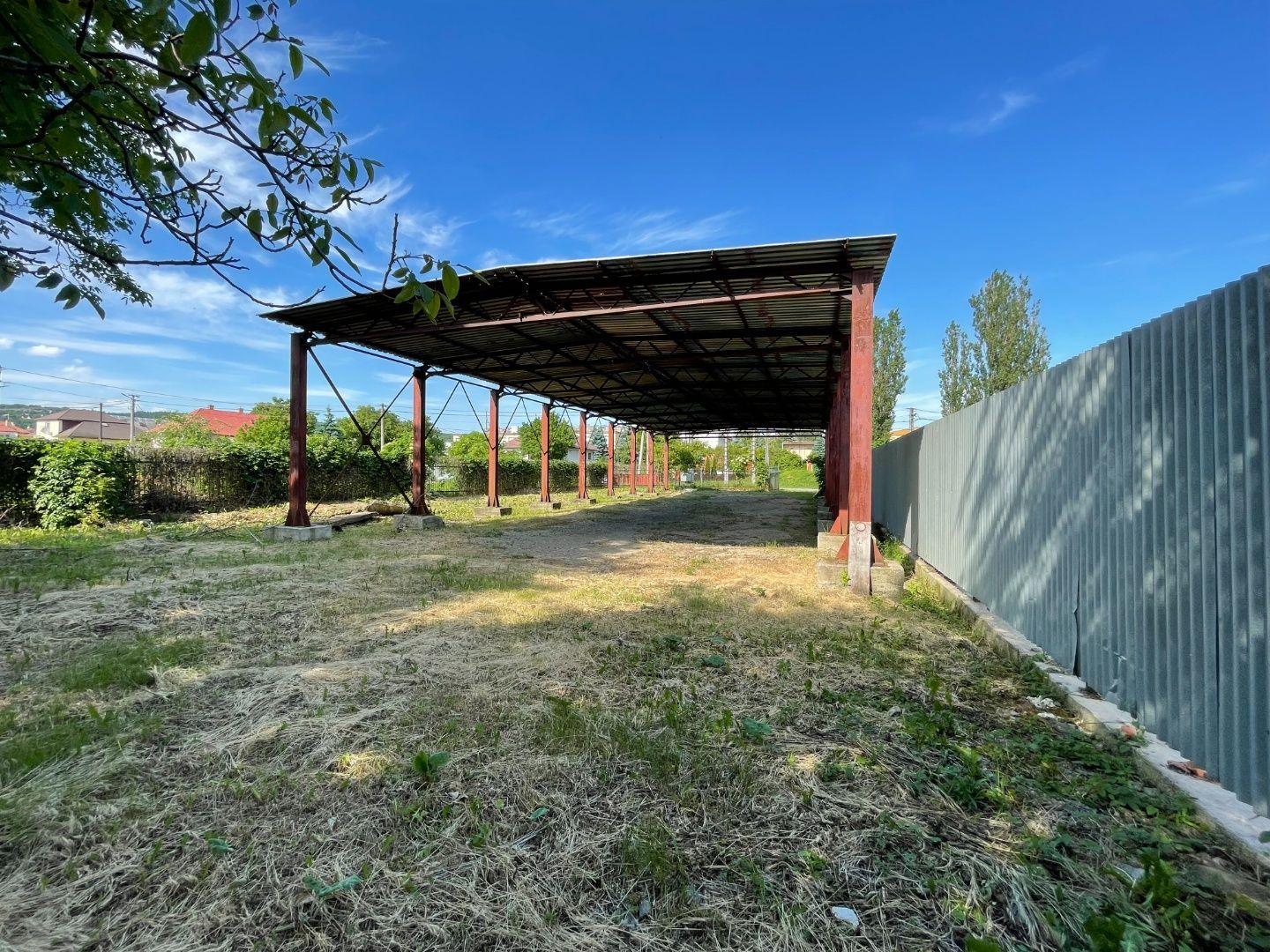 ŤAHANOVCE - POZEMOK 1072 M2 S OCEĽOVÝM PRÍSTREŠKOM - ZÁKLAD HALY 384 M2.