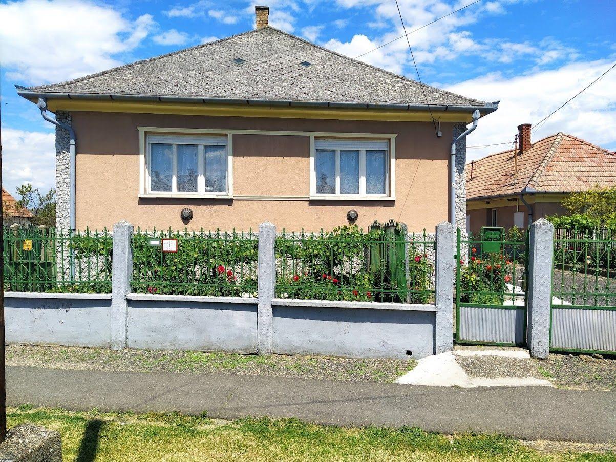 MAĎARSKO - INÁNCS PEKNÝ 4 IZBOVÝ DOM V PEKNEJ OBCI, UPRAVENÝ POZEMOK