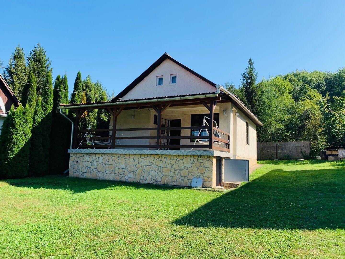 MAĎARSKO - JAZERO RAKACA - 4 IZBOVÁ CHATA S OBYTNÝM PODKROVÍM, SAMOSTATNÁ PIVNICA S VINÁRŇOU.