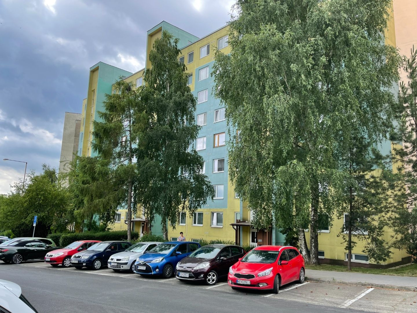 KVP -  HÚSKOVA 1 IZBOVÝ 36M2 TEPLÝ BYT, LOGGIA, PIVNICA.