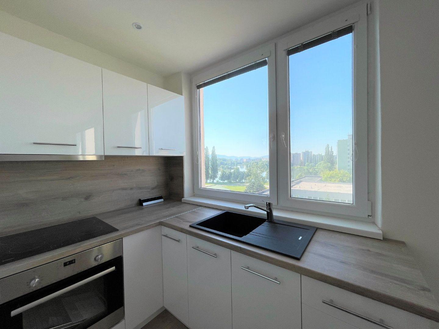 REZERVOVANÉ - JAZERO - KASPICKÁ - 1 IZBOVÝ BYT PO MODERNEJ KOMPLETNEJ REKONŠTRUKCII.