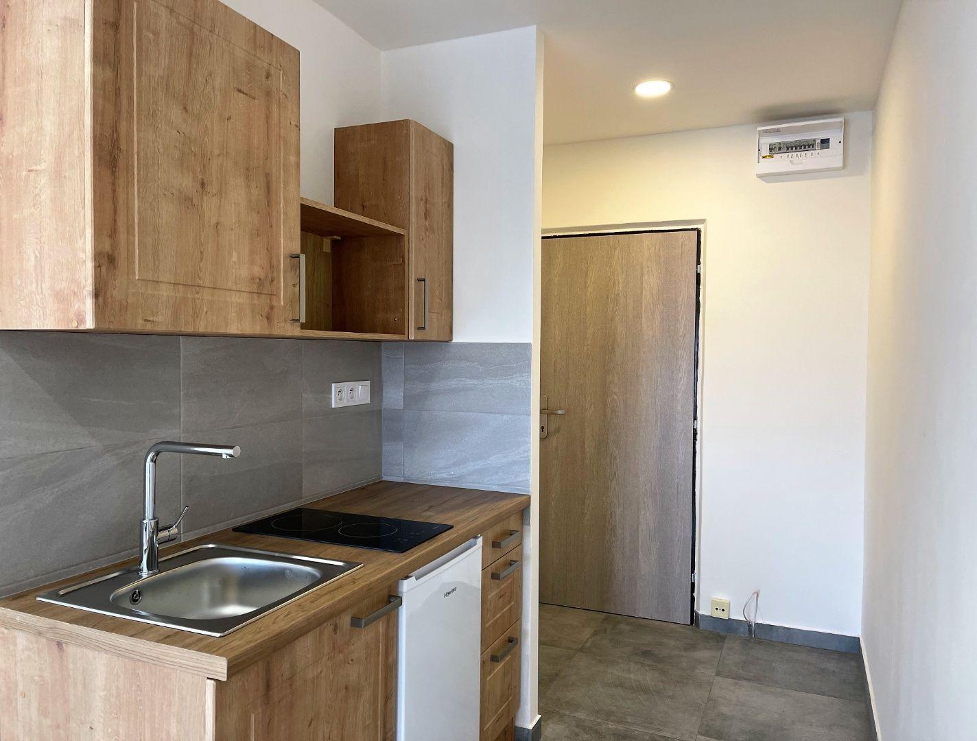 JAZERO - AMURSKÁ - 1 IZBOVÝ BYT S LODŽIOU, PO KOMPLETNEJ REKONŠTRUKCII.