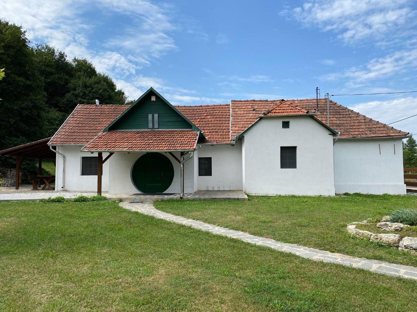 PRENÁJOM - SZŐLŐSARDÓ ROMANTICKÁ VIDIECKA USADLOSŤ IBA 50 KM OD KOŠÍC -  V LONE PRÍRODY.