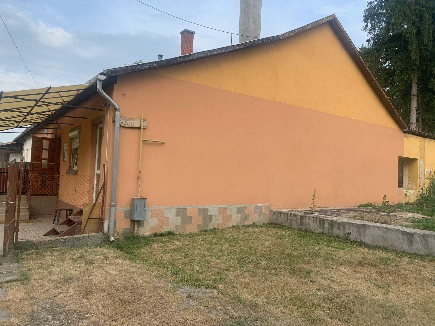 MAĎARSKO - SZENDRO - 2 A 1/2 IZBOVÝ KOMPLETNE ZREKONŠTRUOVANÝ RODINNÝ DOM.