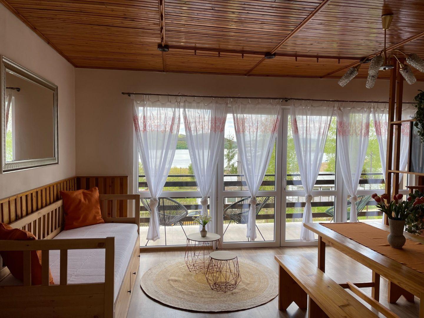 PREDANÉ - MAĎARSKO - JAZERO RAKACA - 2 IZBOVÁ CHATA S TOP VÝHĽADOM NA JAZERO S TERASOU.